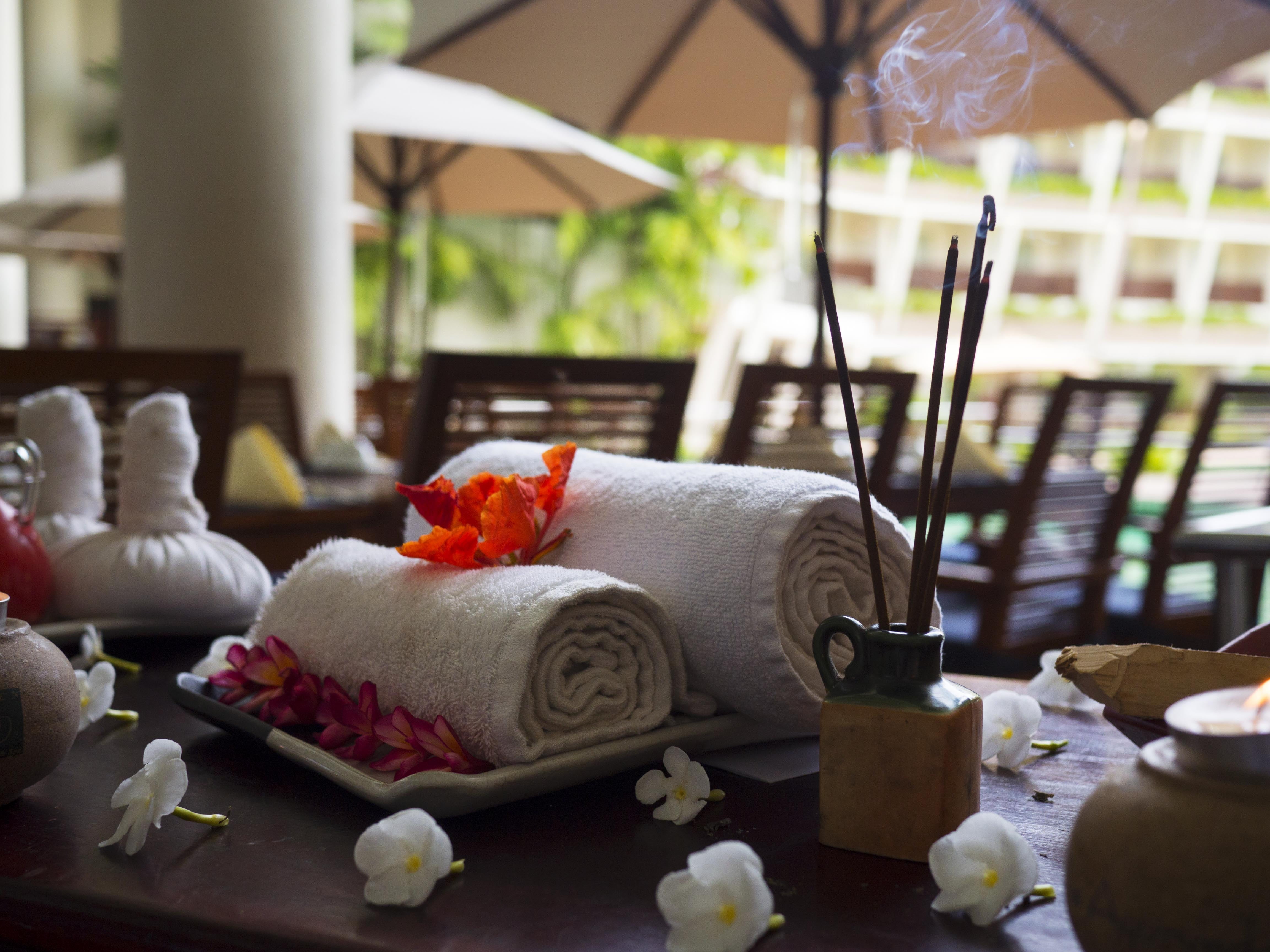 two, food, surface, no people, salon, indoors, stuffed, relaxation, seat, luxury, food and drink, spa, white, treatment, flower, plant, focus on foreground, HD Wallpaper