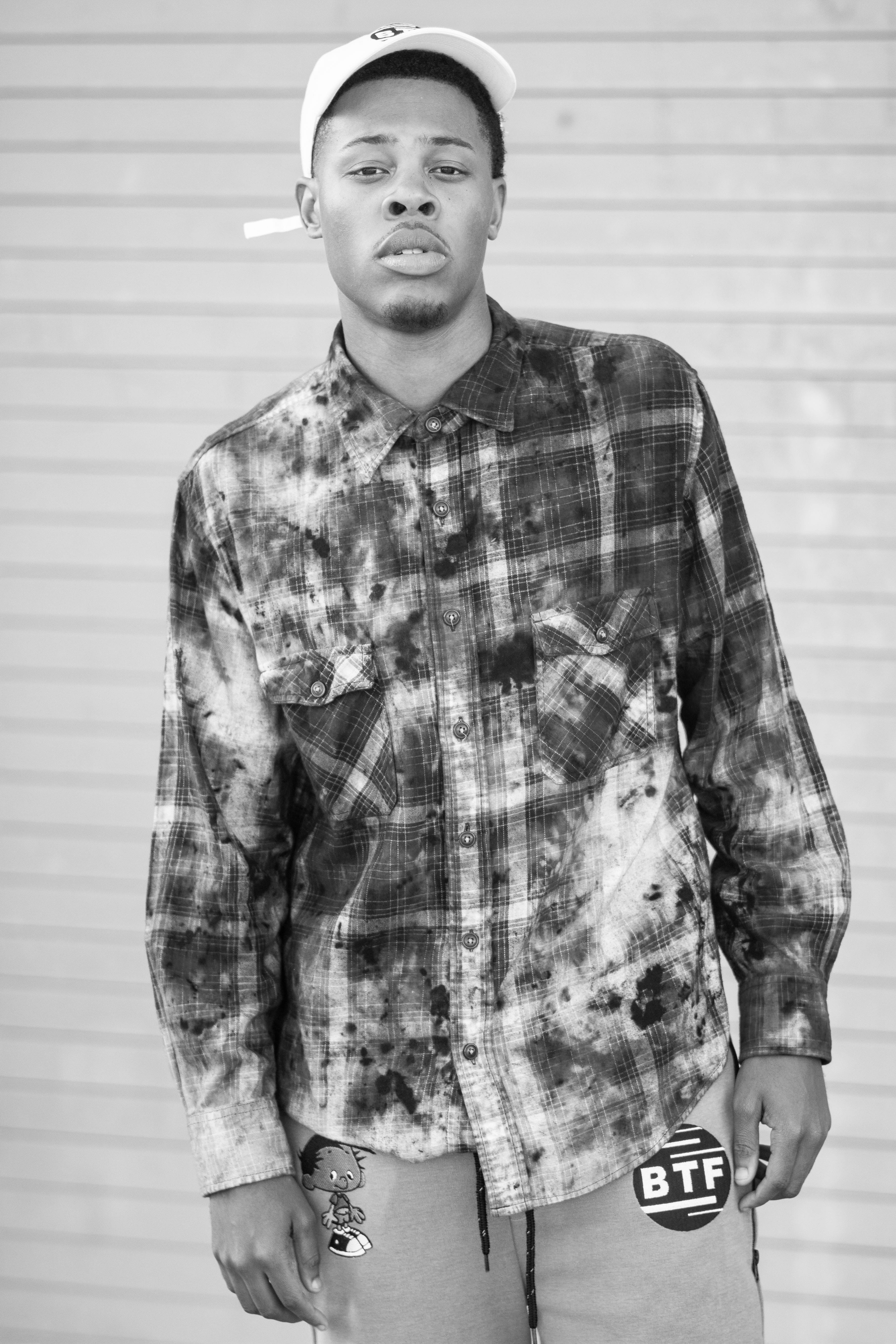 portrait, casual clothing, young men, sleeved, monochrome, front view, buttoned, wall - building feature, pose, standing, black and white, shirt, lifestyles, Phone HD Wallpaper