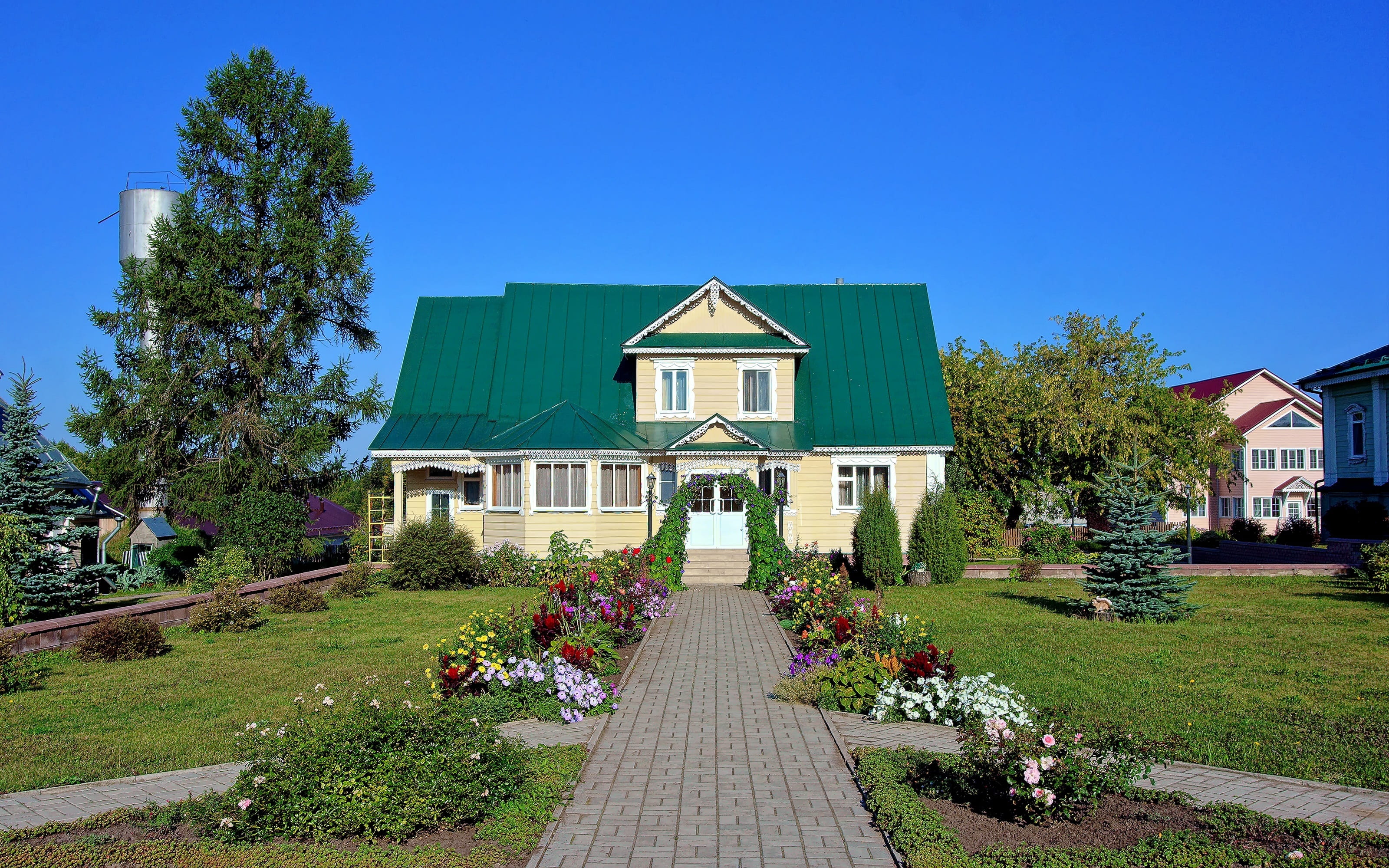 front or back yard, residential district, clear sky, landscaped, building, home ownership, 2K, footpath, the façade of the, tree, home, nature, plant, HD Wallpaper