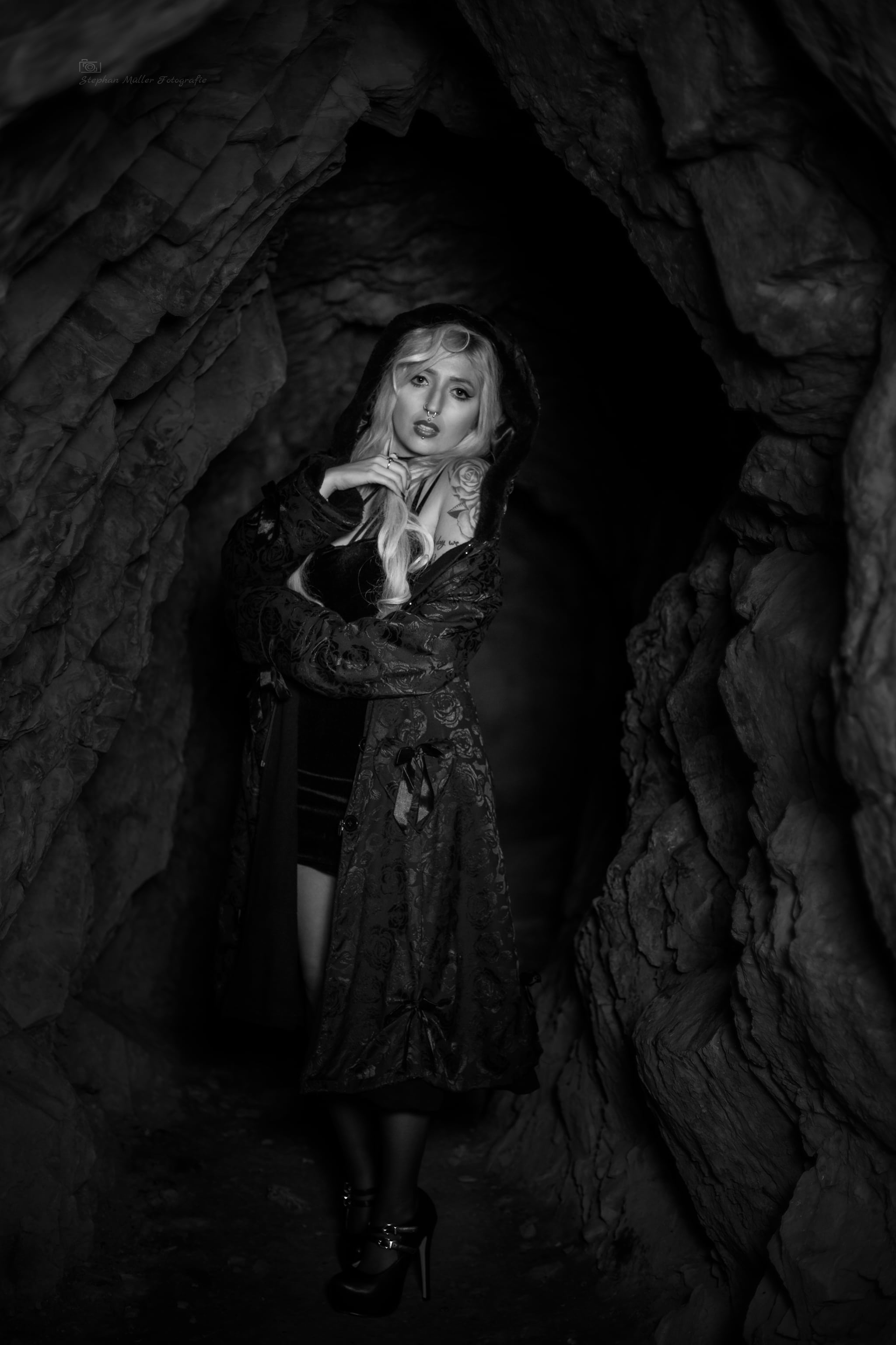 place of worship, women, females, cave, eyes, inside, craft, rock, art and craft, statue, mysterious, photography, black And White, no people, male likeness, Phone HD Wallpaper