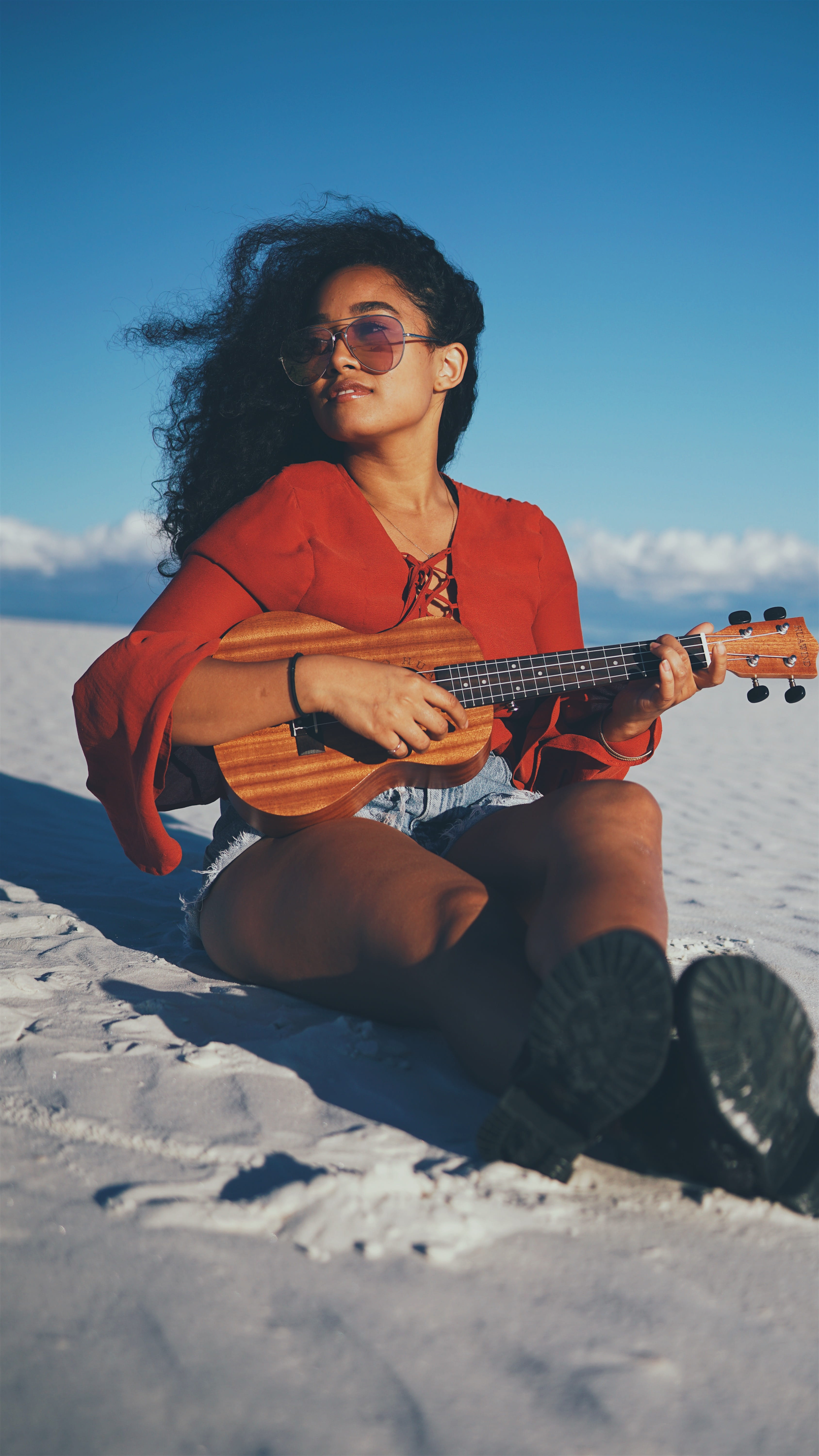 lifestyles, glasses, fashion, playing, guitar, gray, nature, plucking an instrument, white sand, 5K, ukulele, sun glasses, african american, woman with guitar, Phone HD Wallpaper
