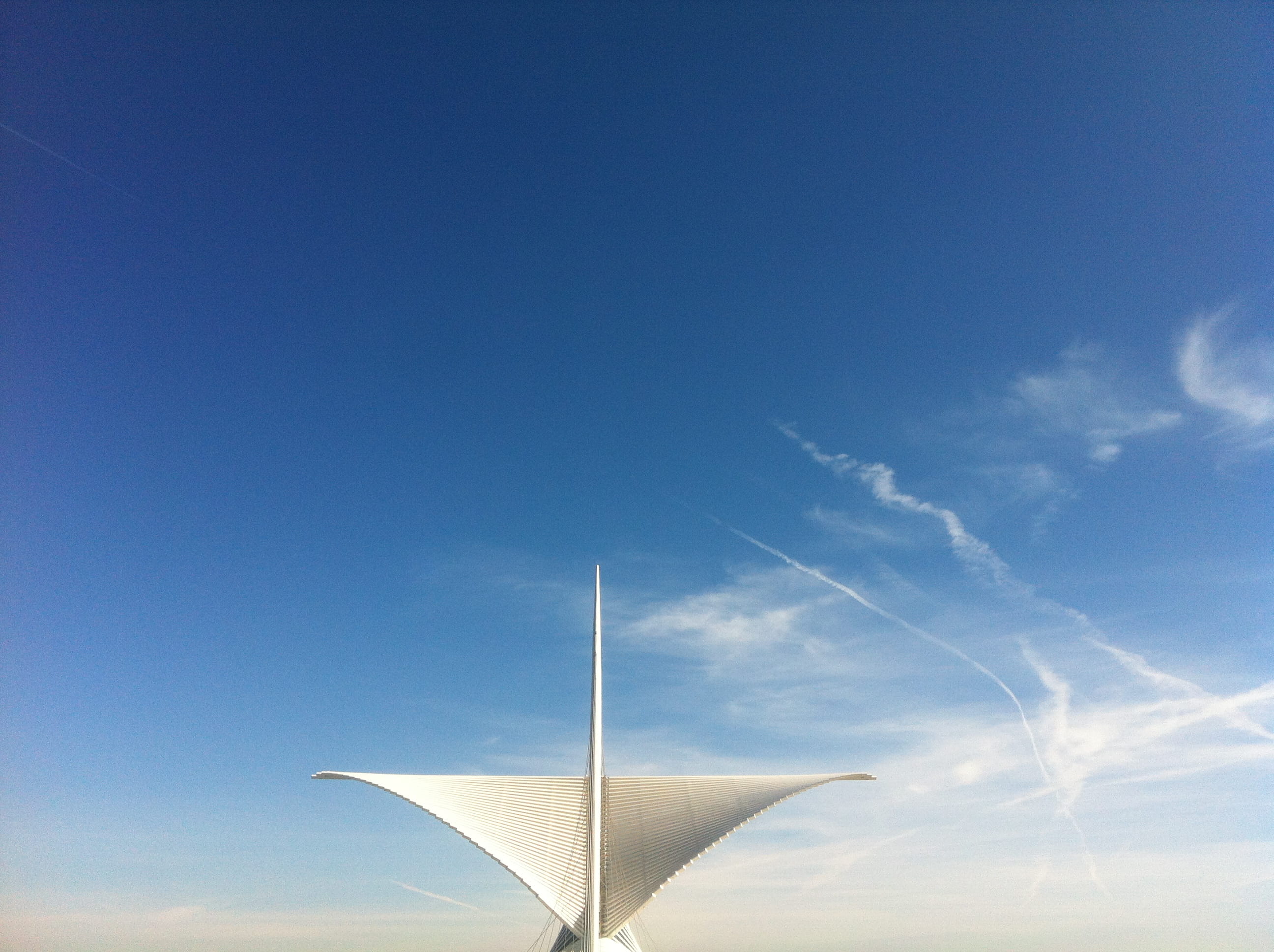 copy space, day, simplicity, 700 n art museum dr, sunlight, white, outdoors, no people, architecture, blue, 2K, airplane, united states, cloud - sky, transportation, HD Wallpaper