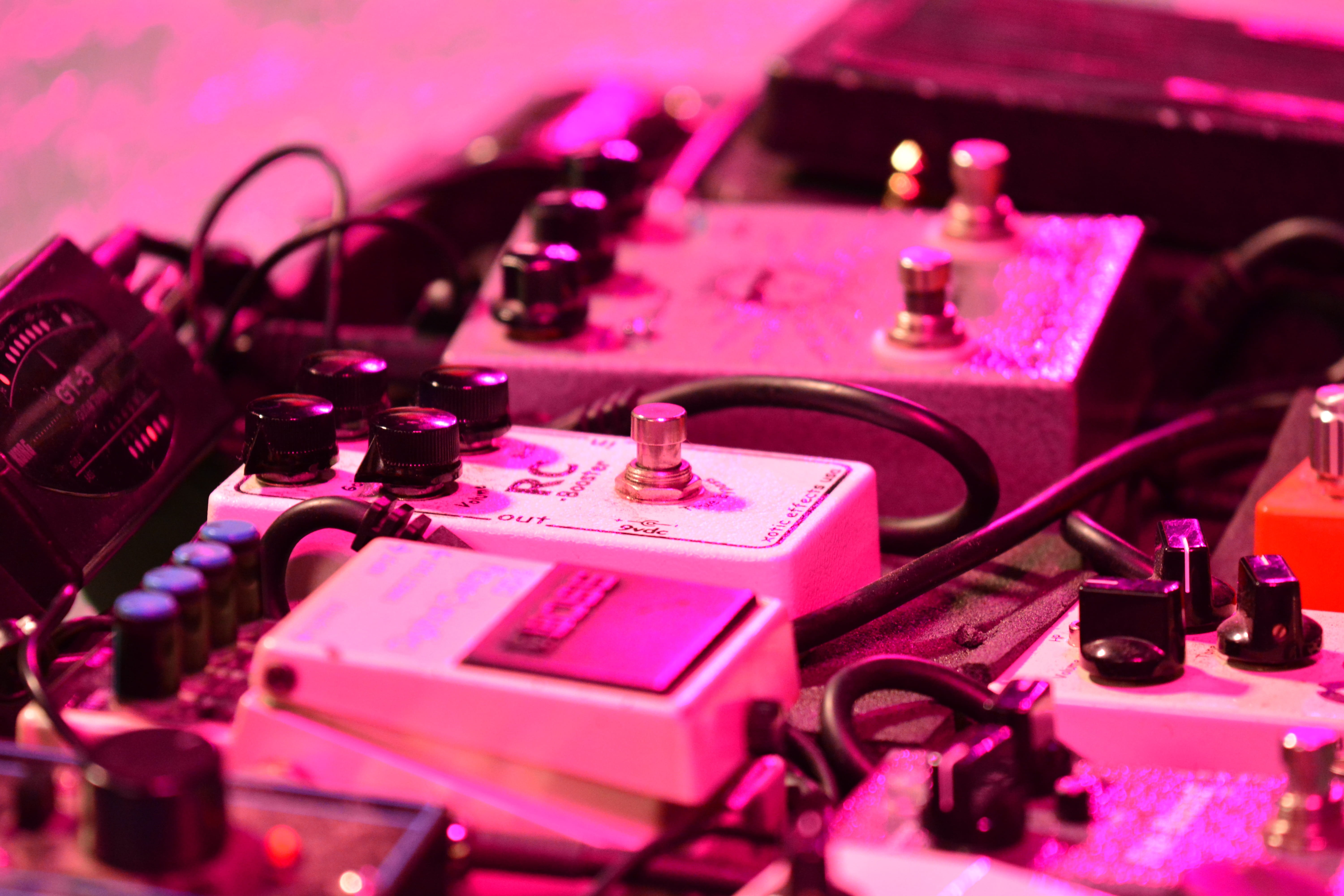 sound, electronics industry, guitar, live, rock, retro styled, instrument, complexity, connection, circuit board, concert, indoors, occupation, audio, pedal, HD Wallpaper