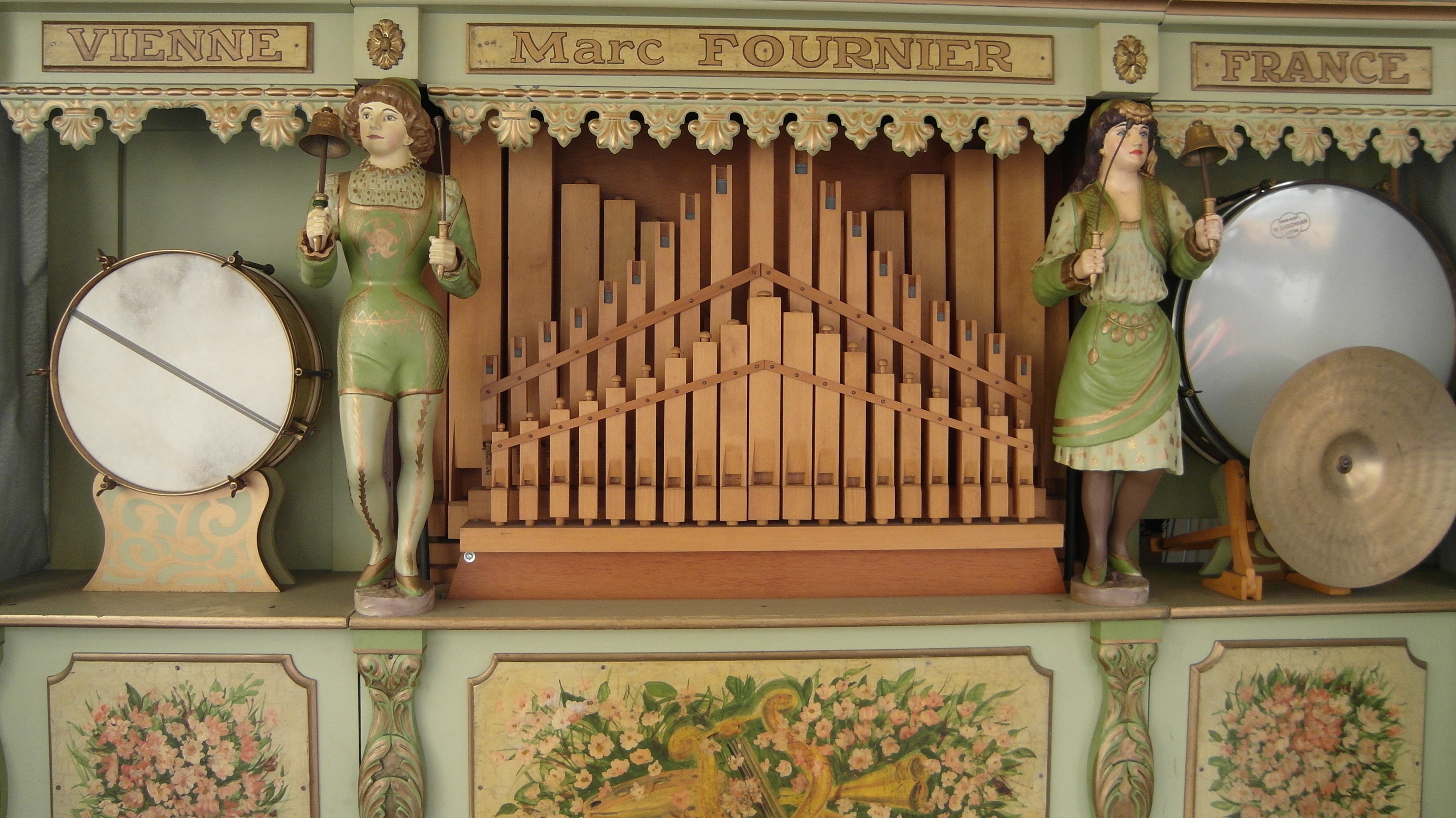 arts culture and entertainment, mechanically, religion, no people, indoors, the past, music, pattern, built structure, railing, jukebox, art and craft, HD Wallpaper