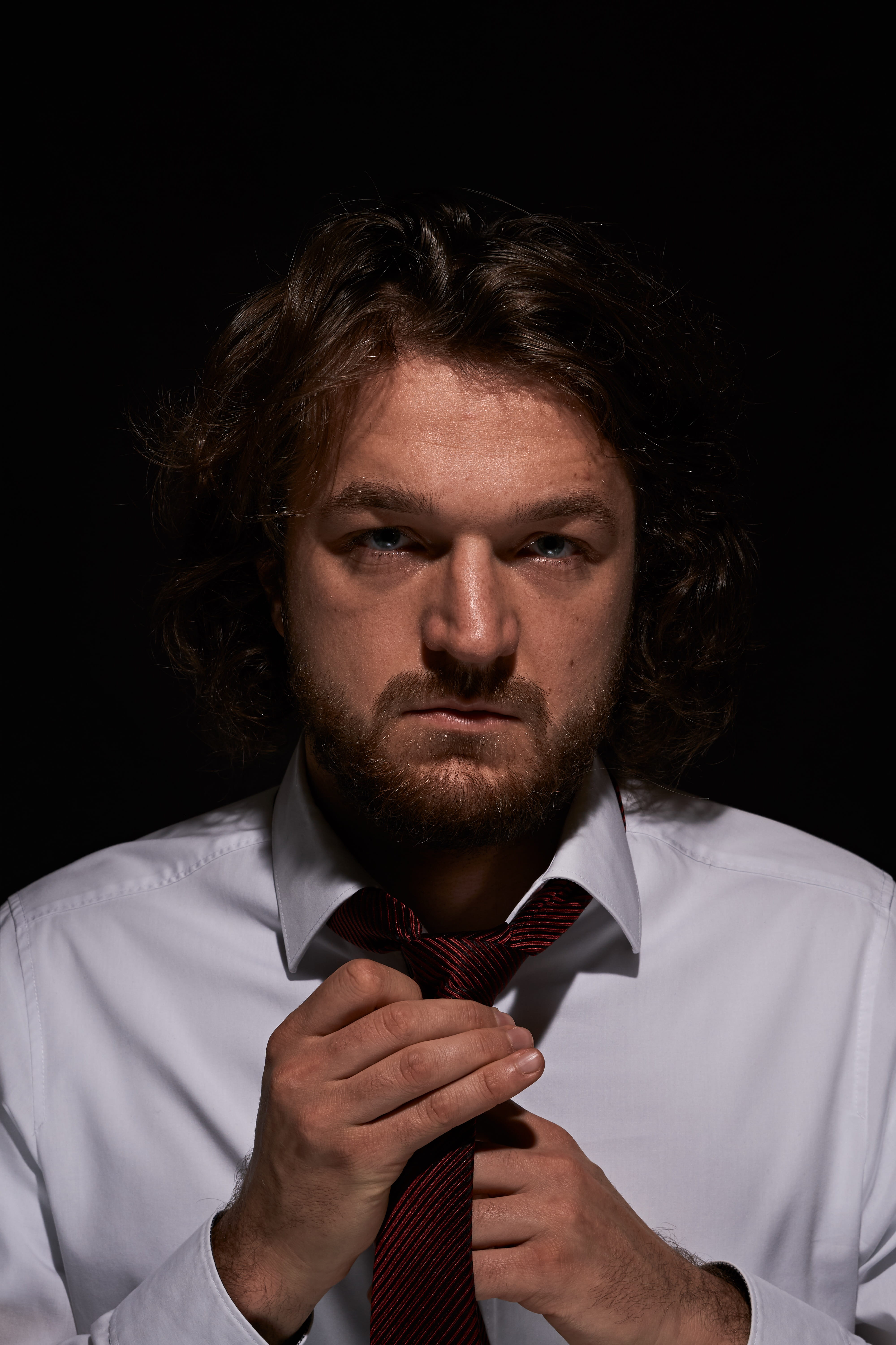 5K, indoors, boss, kaufmann, business, professional, fashion, menswear, bind, facial hair, mature men, hairstyle, lure, suit, tie, office, male, young, Phone HD Wallpaper