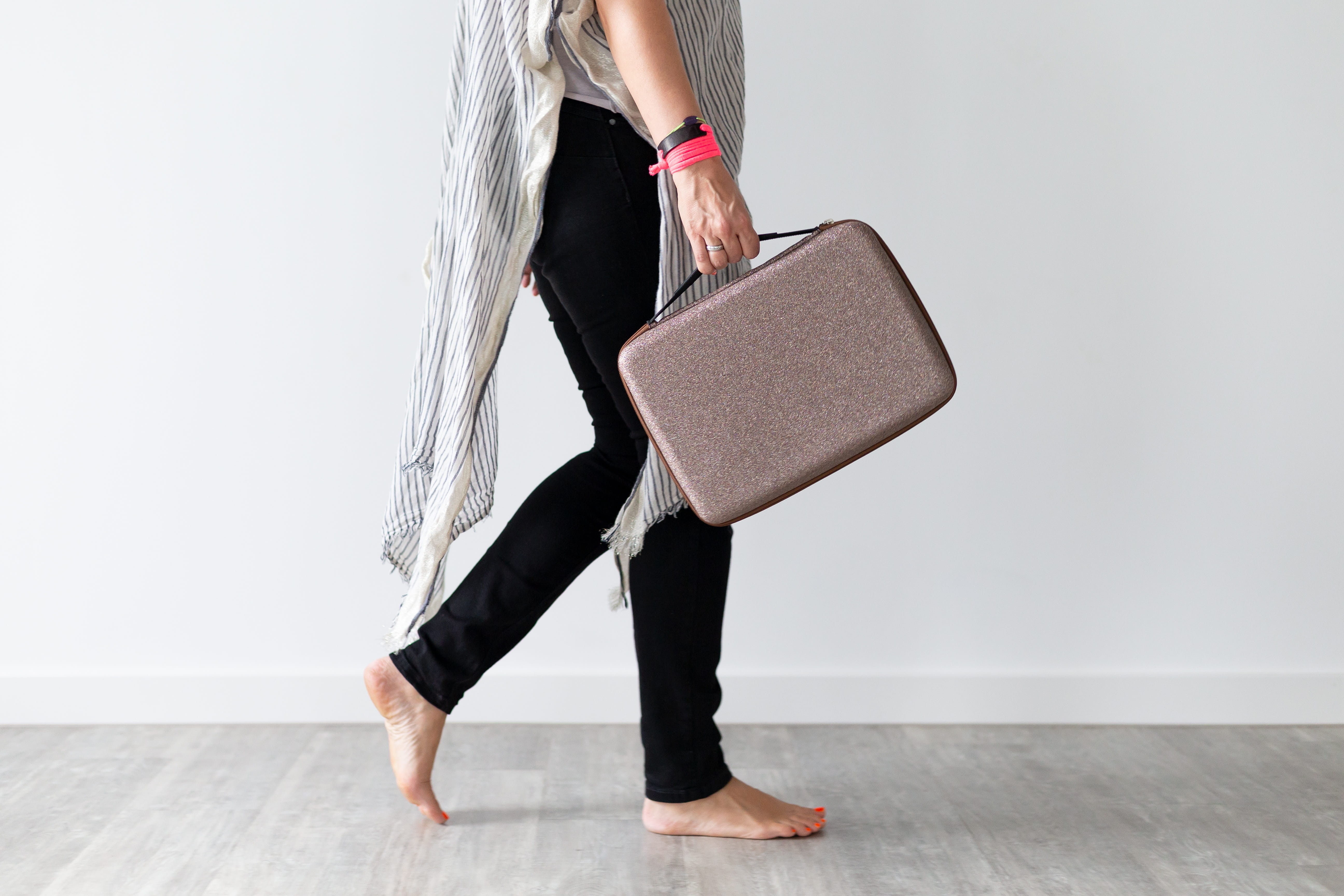 bag, women, holding, side view, full length, low section, woman, wall - building feature, adult, balance, standing, run, indoors, job, 5K, gray, lifestyles, HD Wallpaper