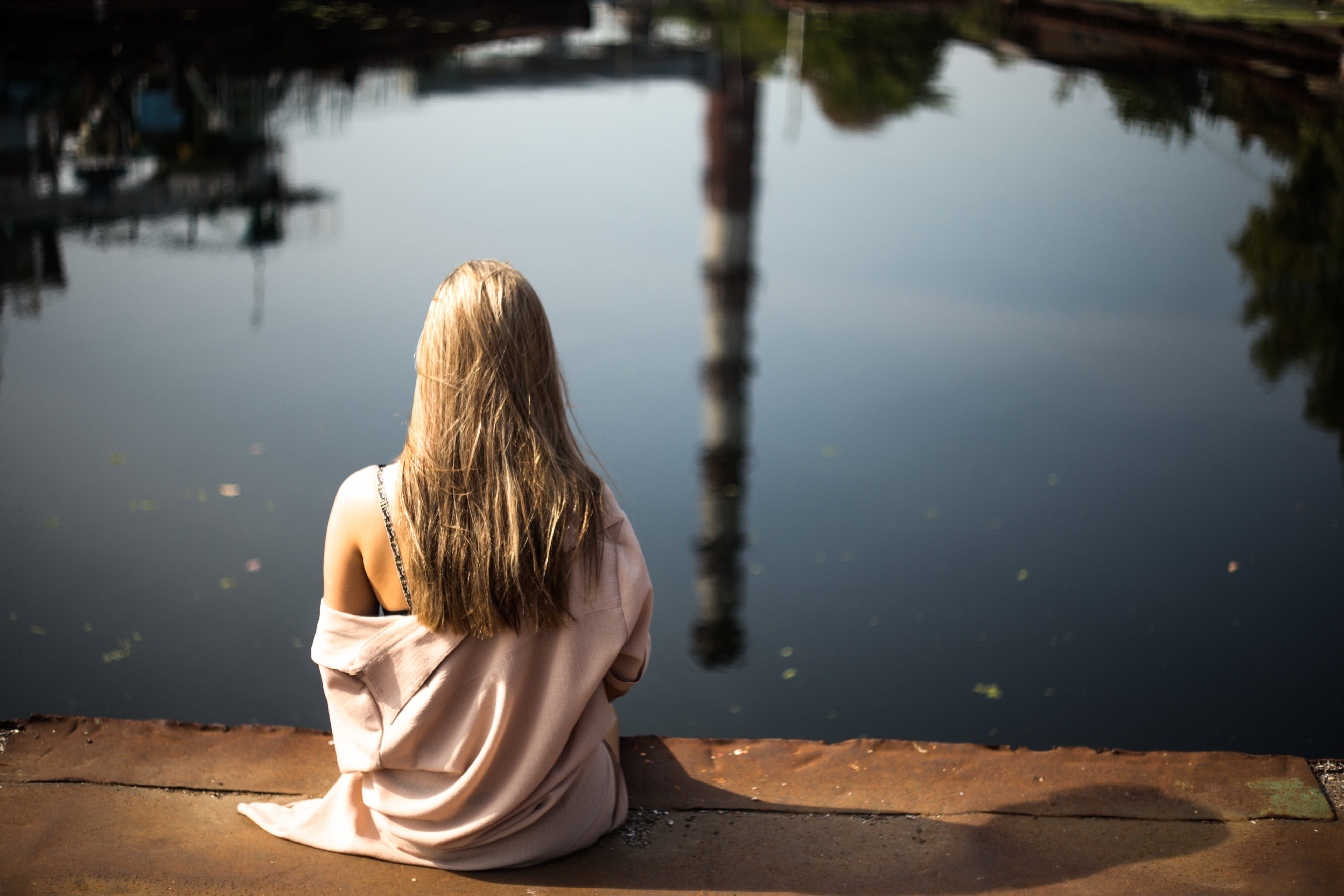 holiday, hair, real people, near, wearing, 5K, sitting, lifestyles, back, looking, nature, lake, rear view, summer, smooth, blonde, water, female, young, HD Wallpaper