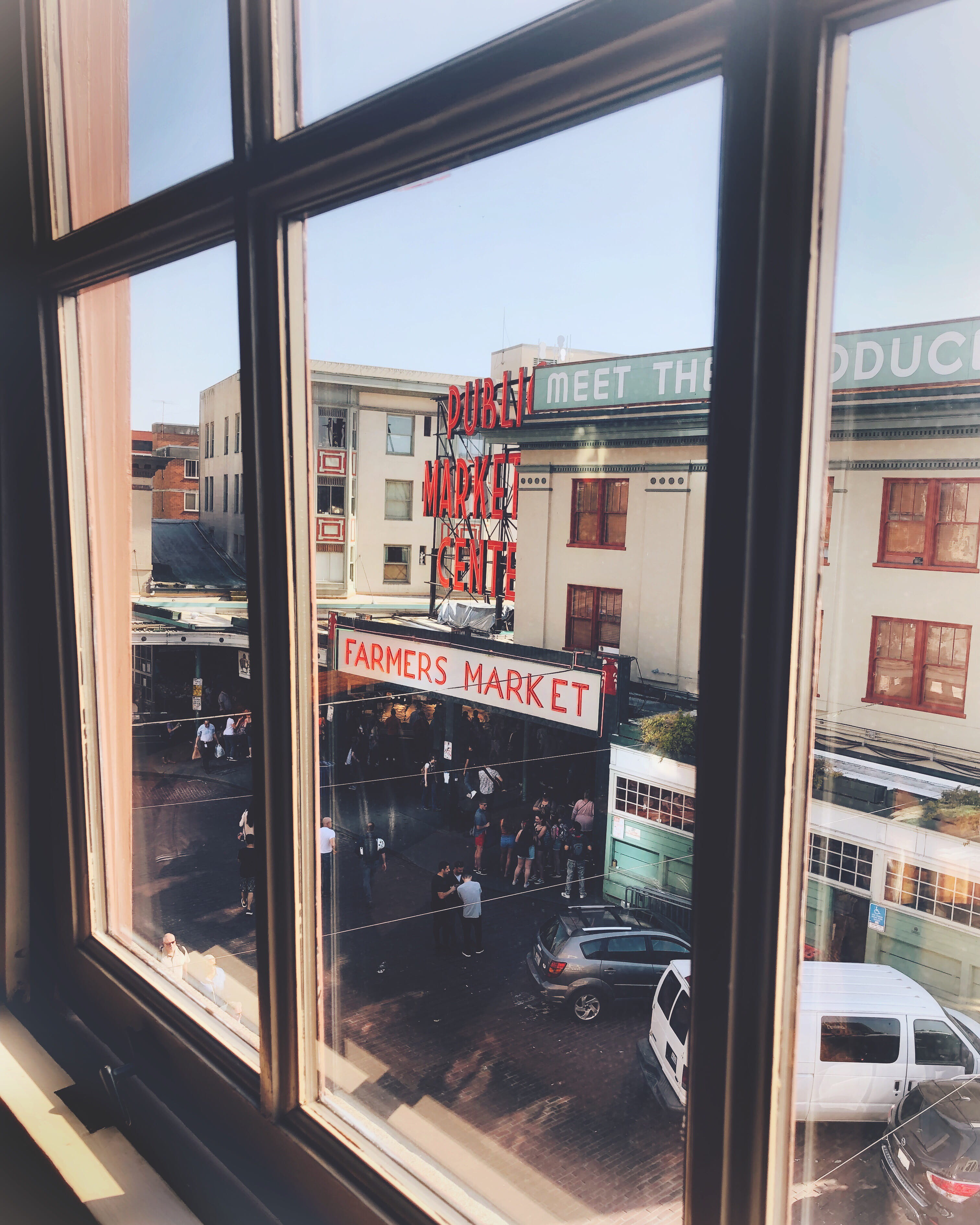 text, lighting, sign, outdoors, 2K, architecture, built structure, land vehicle, seattle, car, pacific north west, farmers market, pike place market, building exterior, Phone HD Wallpaper
