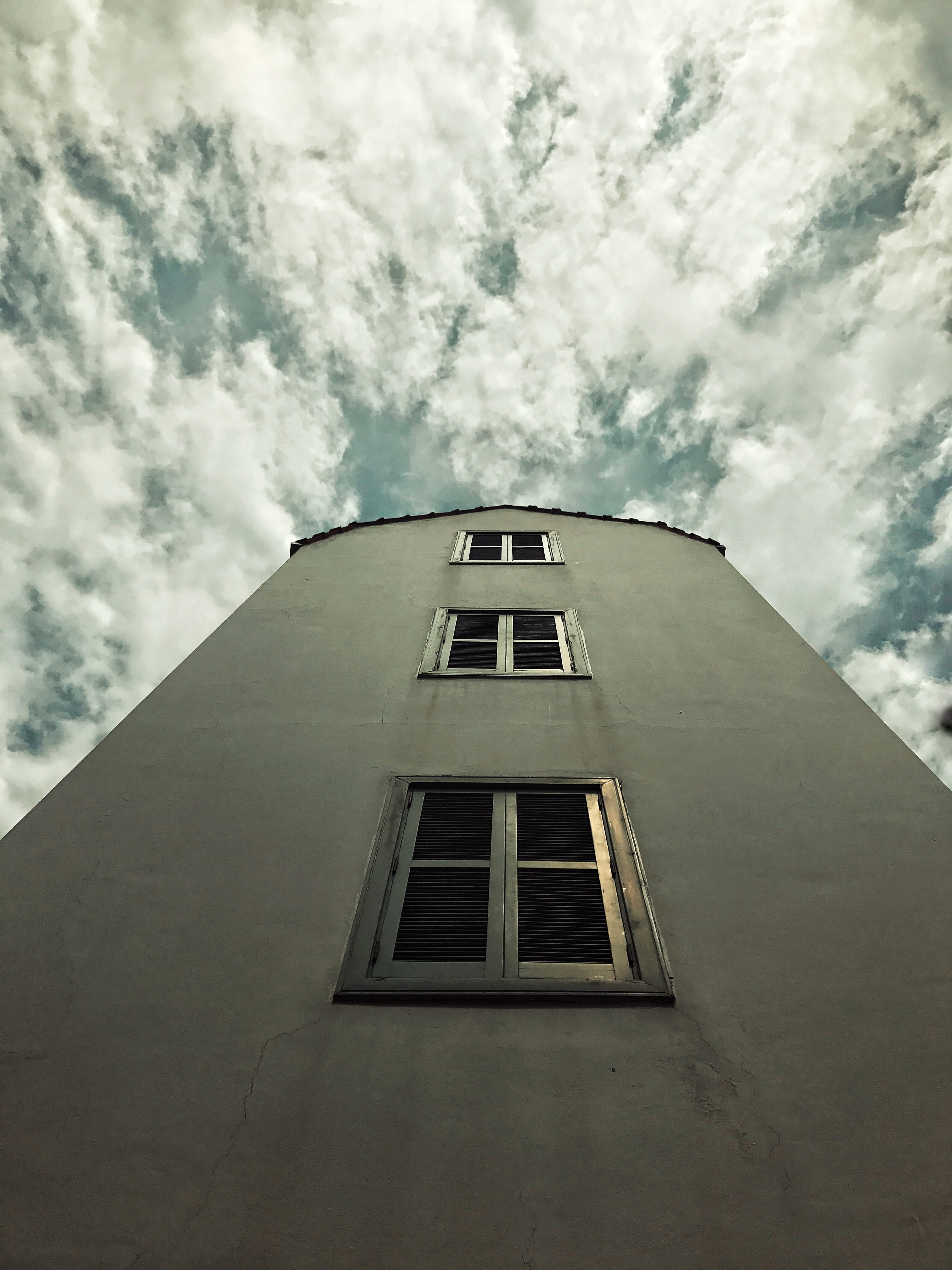 residential district, tower, outdoors, windows, lebanon, directly below, wall - building feature, built structure, abandoned, tall - high, blue, low angle view, Phone HD Wallpaper