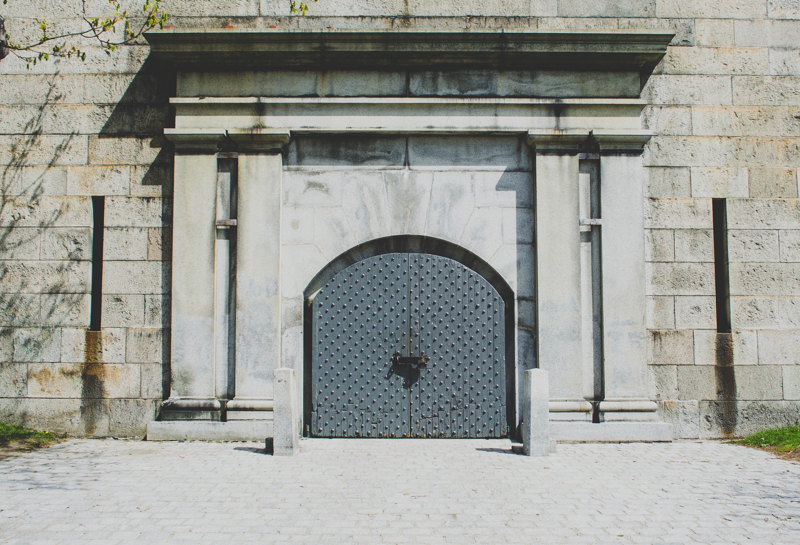 city, gateway, 2K, closed, built structure, double doors, no people, door, history, outdoors, arched, entrance, stones, architecture, symbol, security, HD Wallpaper