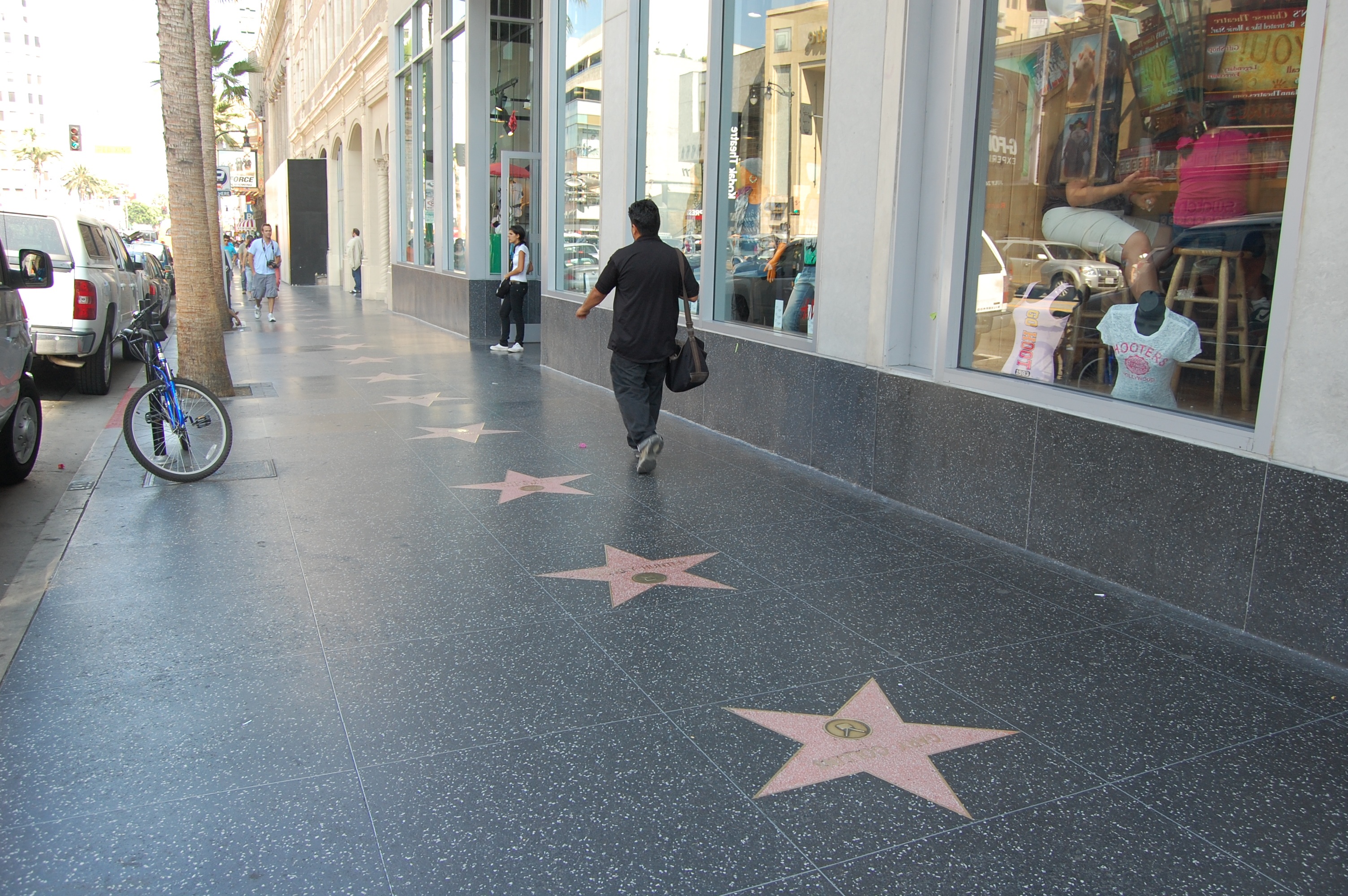 fame, transportation, walking, city, adult, outdoors, real people, los angeles, sign, city life, architecture, street, building exterior, sidewalk, car, HD Wallpaper