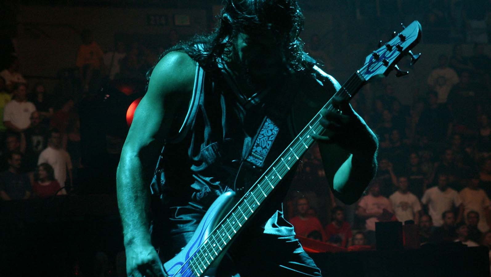 guitar, event, rock music, microphone, nightlife, performance, dark, artist, playing, singing, concert, hairstyle, string instrument, music, plucking an instrument, HD Wallpaper