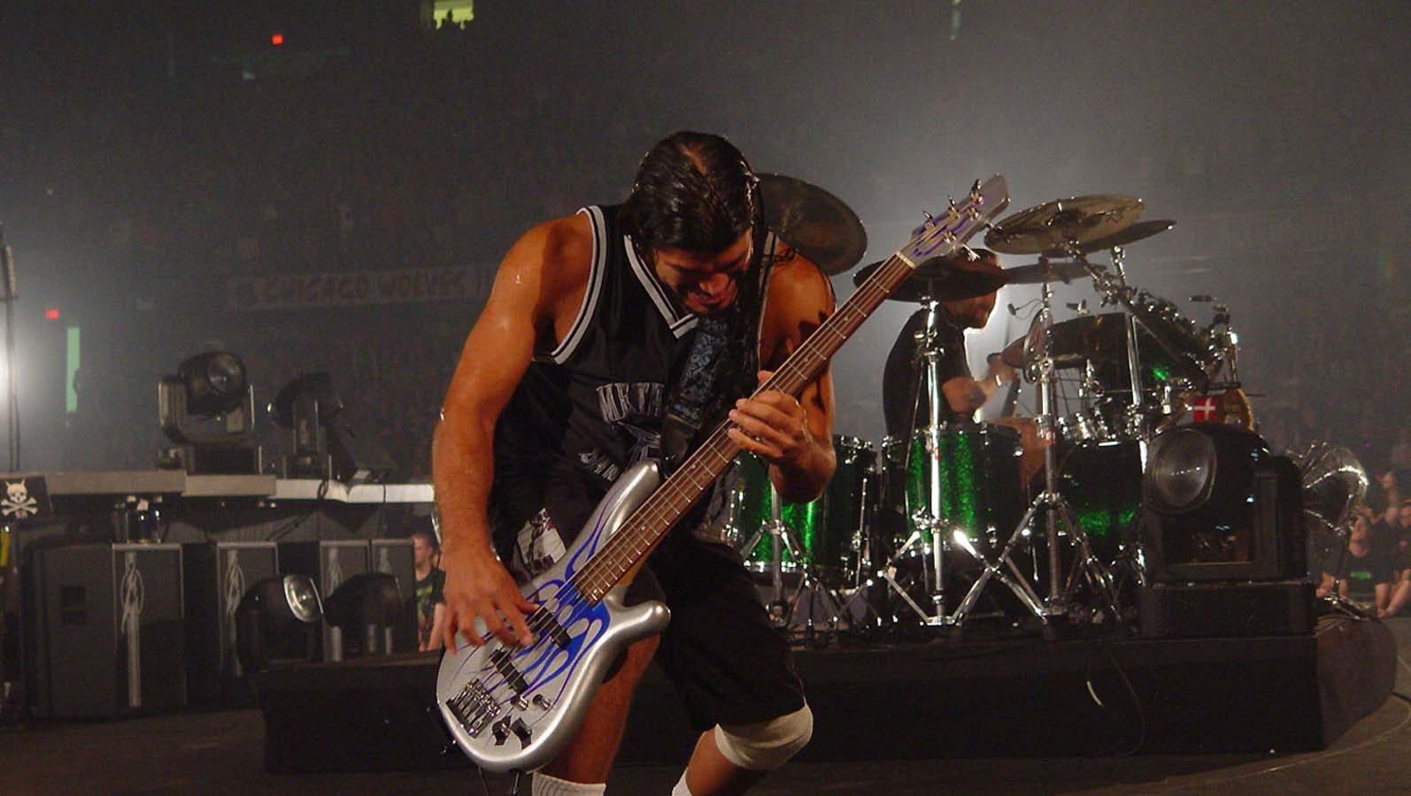musician, performance, arts culture and entertainment, one person, indoors, nightlife, guitar, plucking an instrument, Metallica, holding, Robert Trujillo, HD Wallpaper