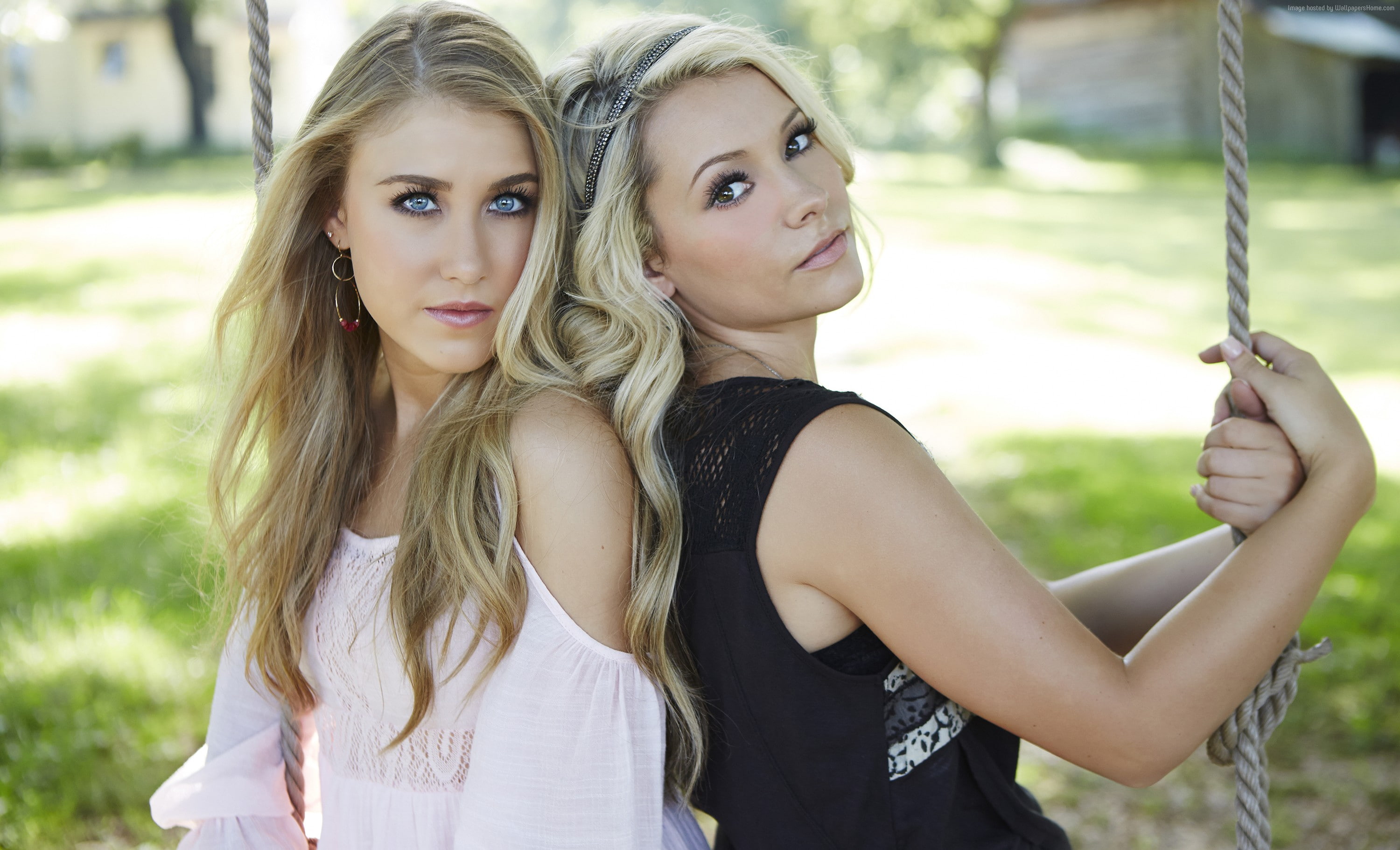 hairstyle, looking at camera, togetherness, focus on foreground, Maddie and Tae, blonde, portrait, beautiful woman, fashion, young women, Top music artist and bands, HD Wallpaper