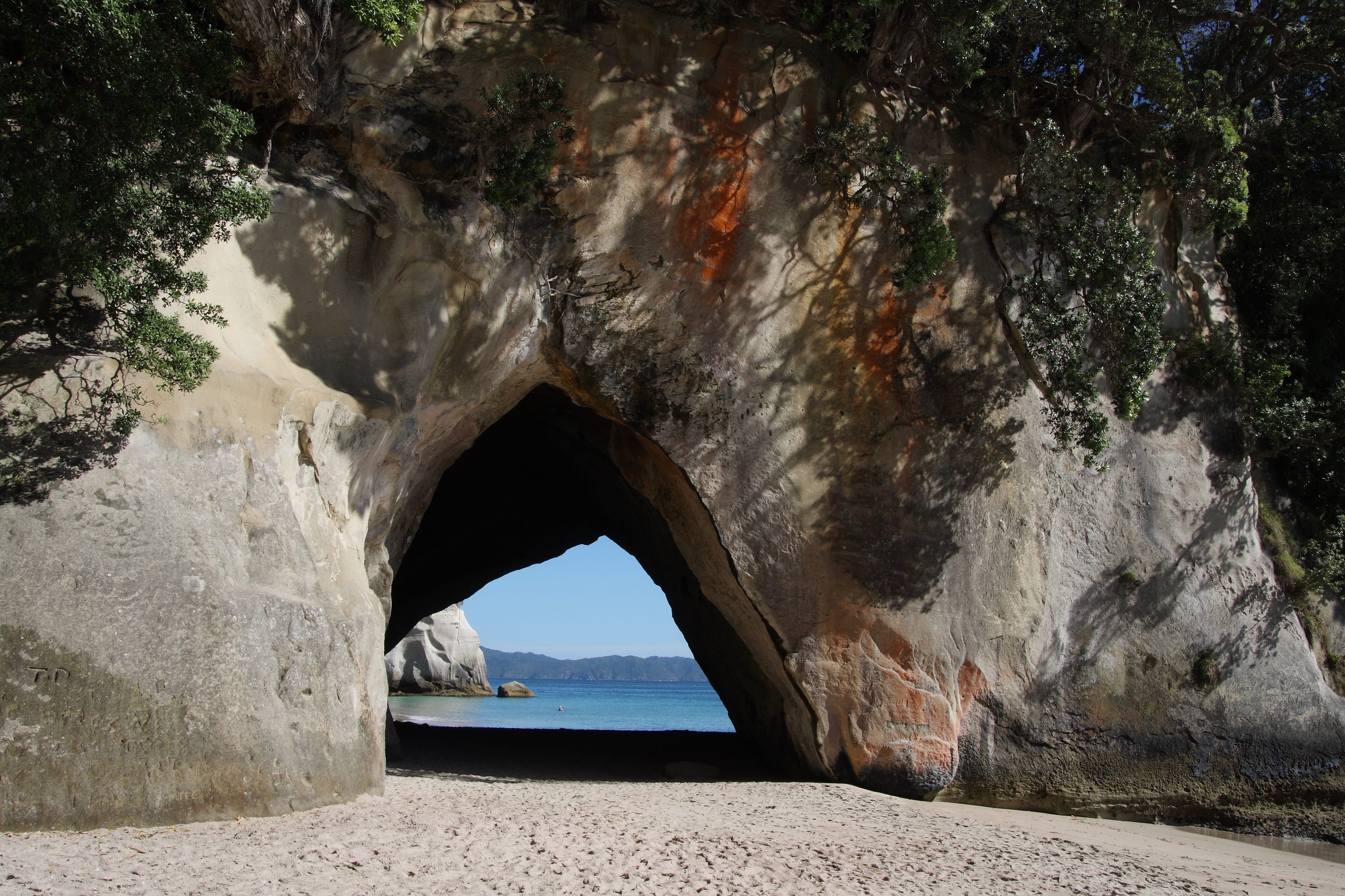 rock - object, waters, travel, arch, land, landscape, new zealand, tunnel, cathedral cove, north island, sea, beauty in nature, natural arch, water, rock formation, HD Wallpaper