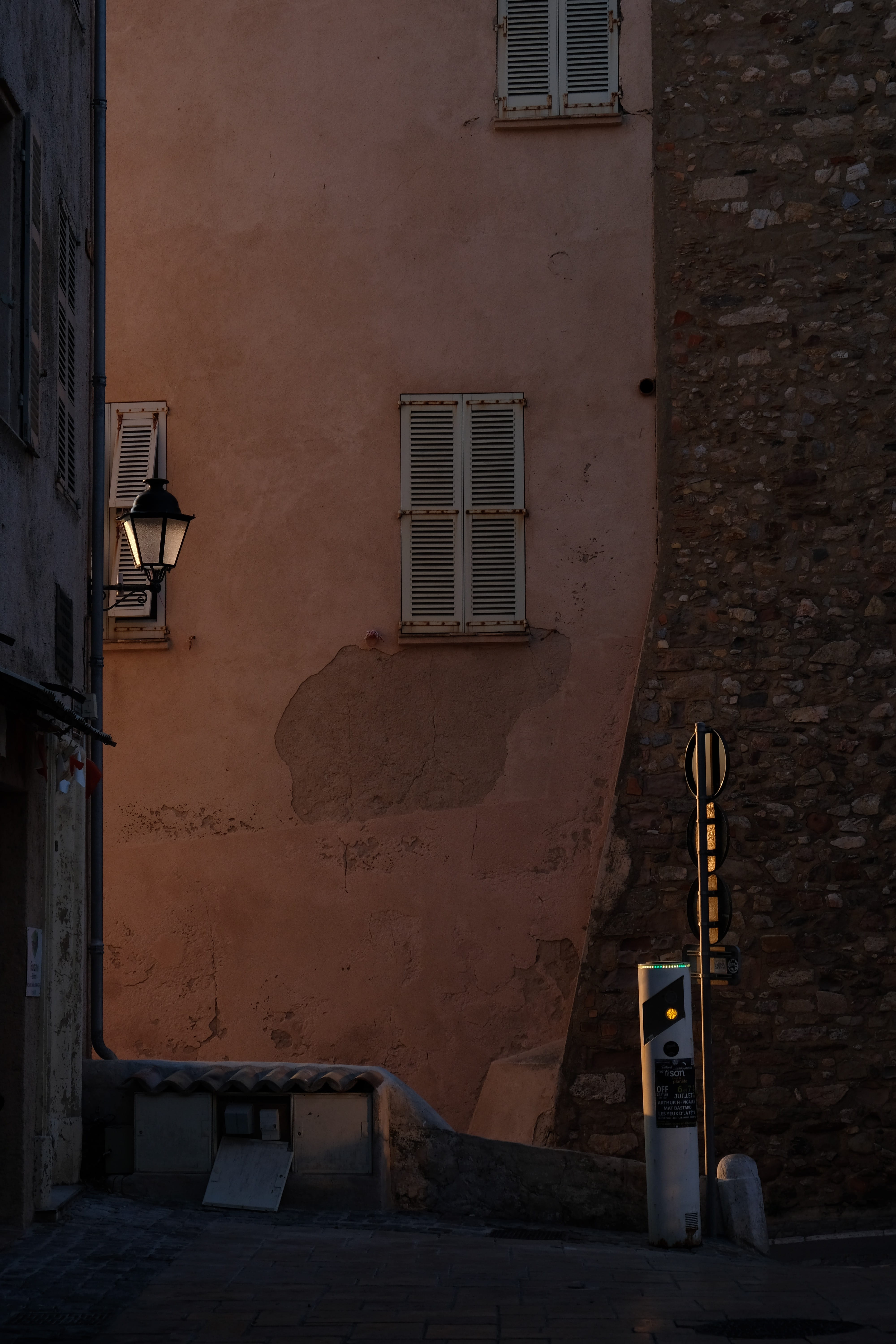 building exterior, dawn, city, built structure, no people, window, picture, photo, 5K, wall - building feature, bed, camera, outdoors, black, wall, riviera, Phone HD Wallpaper