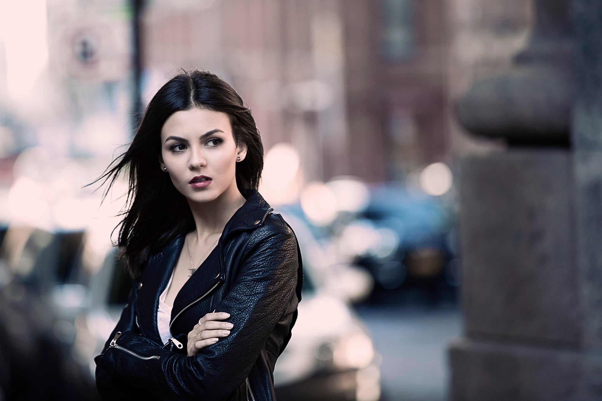 celebrities, hair, adult, leather jacket, architecture, women, waist up, hd, beautiful woman, hairstyle, beauty, young women, outdoors, city, brown hair, HD Wallpaper