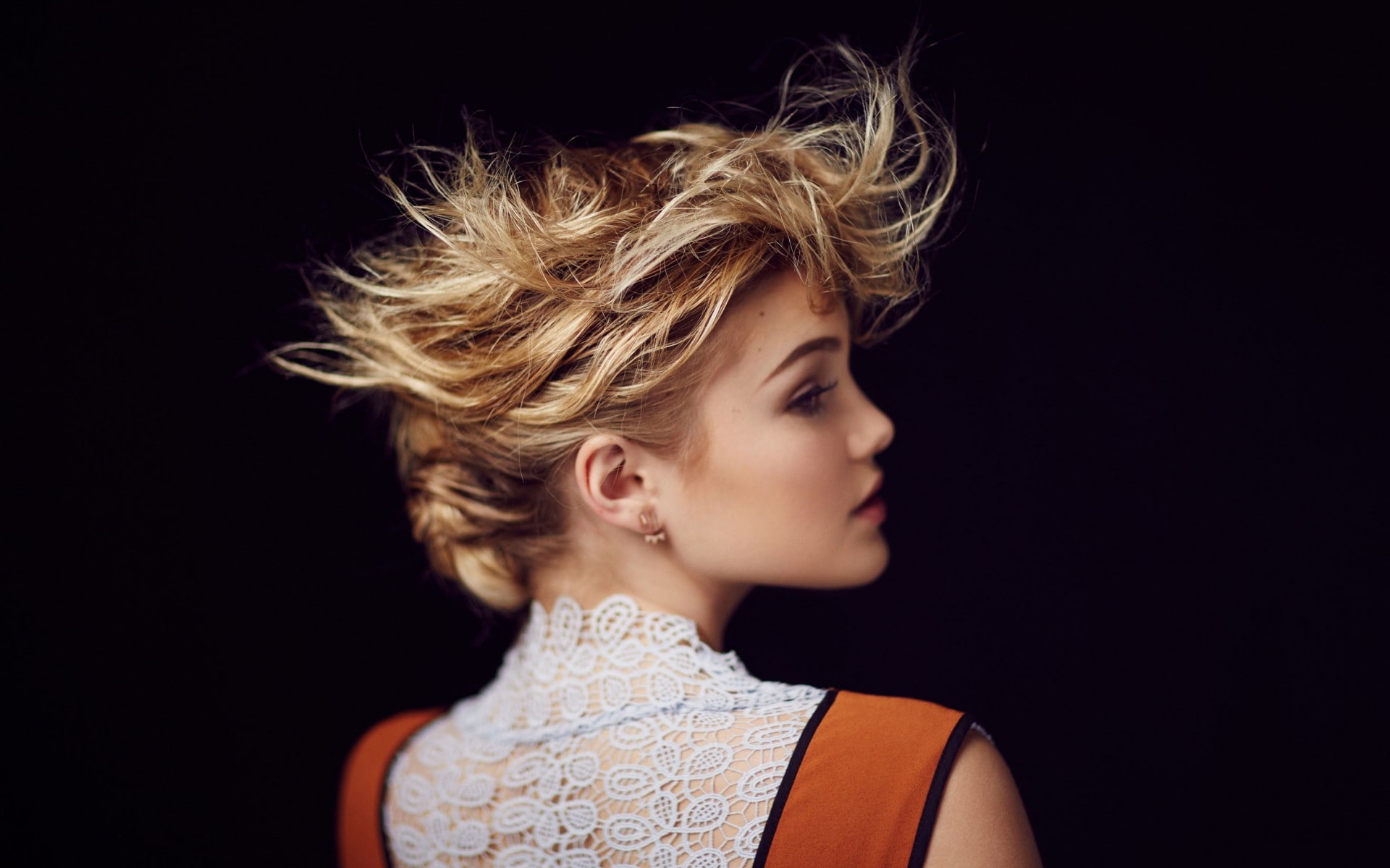 blond hair, looking, back, 1080P, adult, women, portrait, actress, simple background, headshot, tousled hair, fashion, hair, beauty, studio shot, beautiful woman, HD Wallpaper