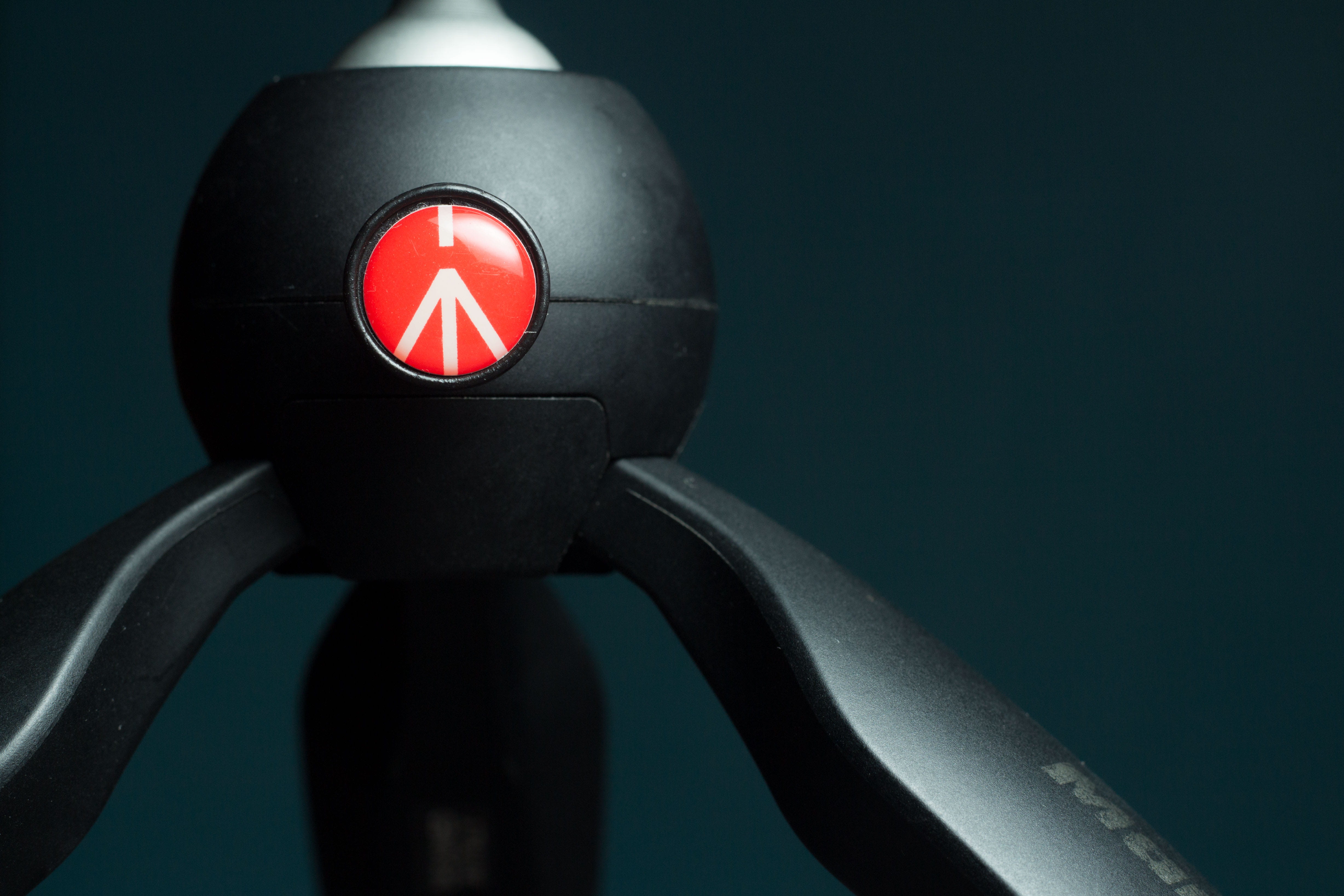 circle, mode of transportation, sign, tripod, land vehicle, indoors, camera gear, close-up, stoplight, communication, 4K, illuminated, camera, guidance, HD Wallpaper