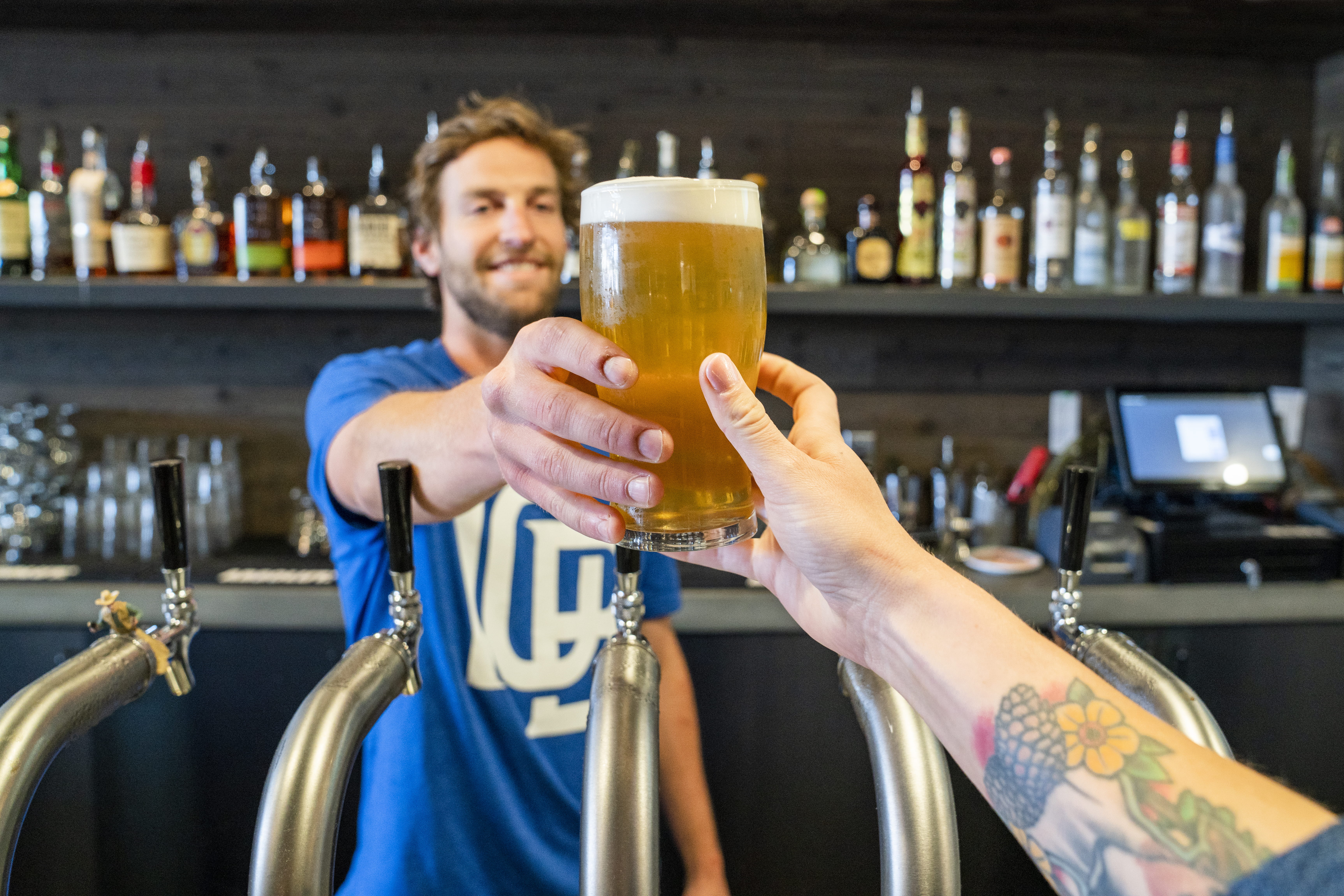 tattoo, drinking, refreshment, smile, beer, bar, men, beer glass, celebratory toast, cold, brewery, drinking glass, pint glass, bartender, beverage, give, HD Wallpaper