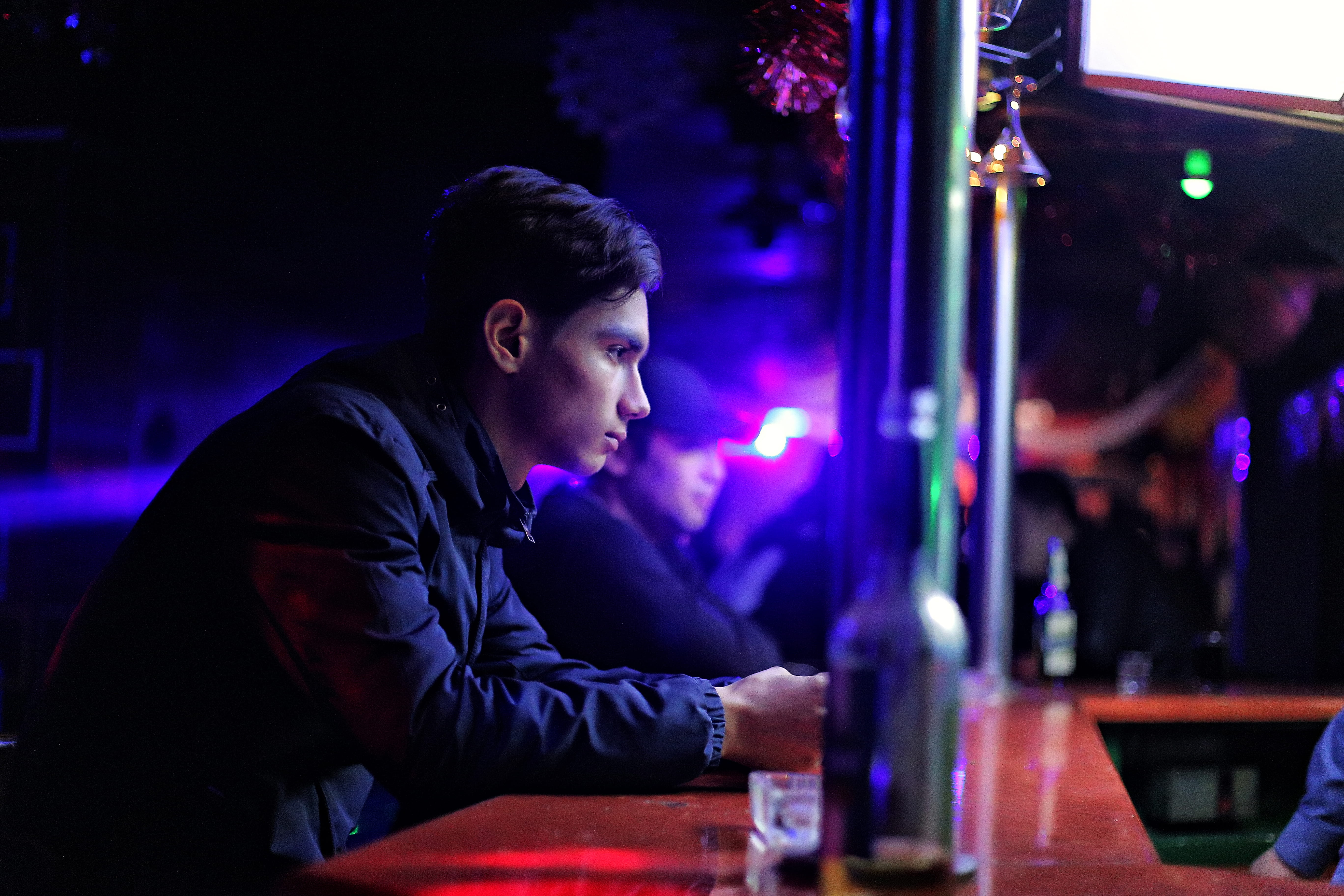 drink, 5K, music, bar counter, one person, night, food court, selective, worker, bar, human, purple, adult, happy hour, side view, night club, young adult, HD Wallpaper
