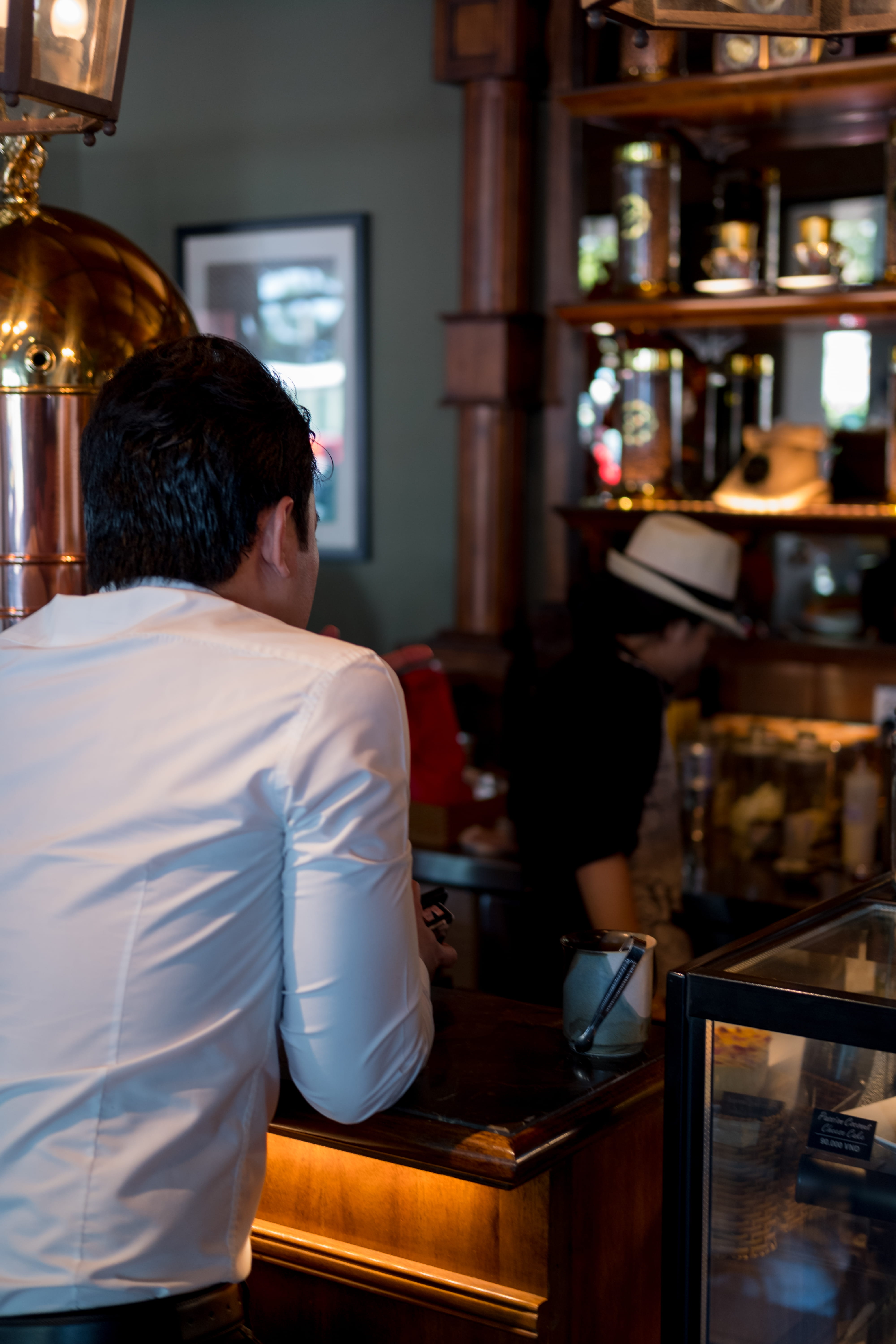 focus on foreground, men, cafeteria, bartender, shop, person, leisure activity, white, indoors, restaurant, pub, vietnam, soft, chrome, business, waist up, Phone HD Wallpaper