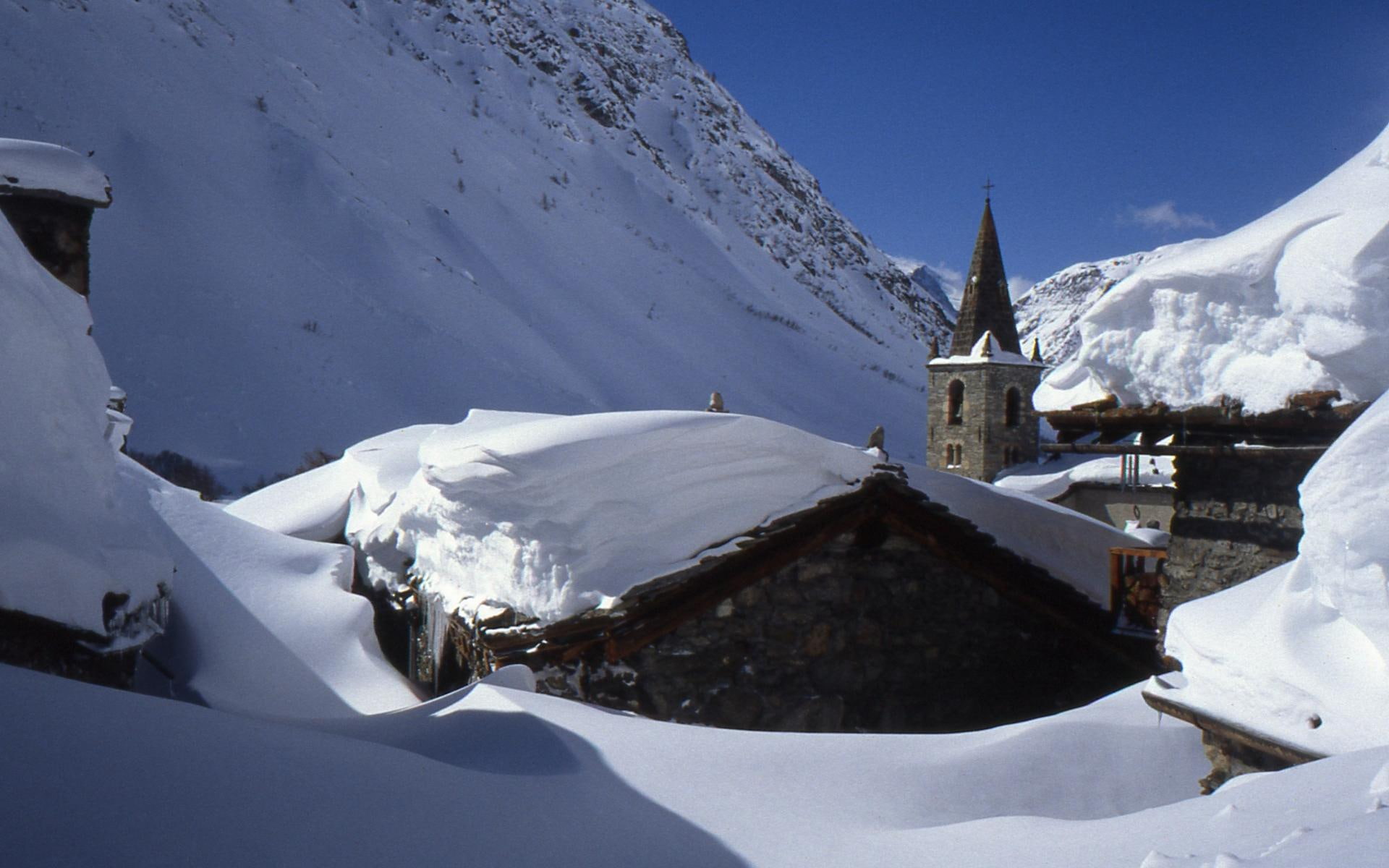 picture, covered, concrete, beautiful, other, house, 1080P, mountains, snow, level, meters, grey, cold, white, peaceful, nice, sea, church, architecture, HD Wallpaper