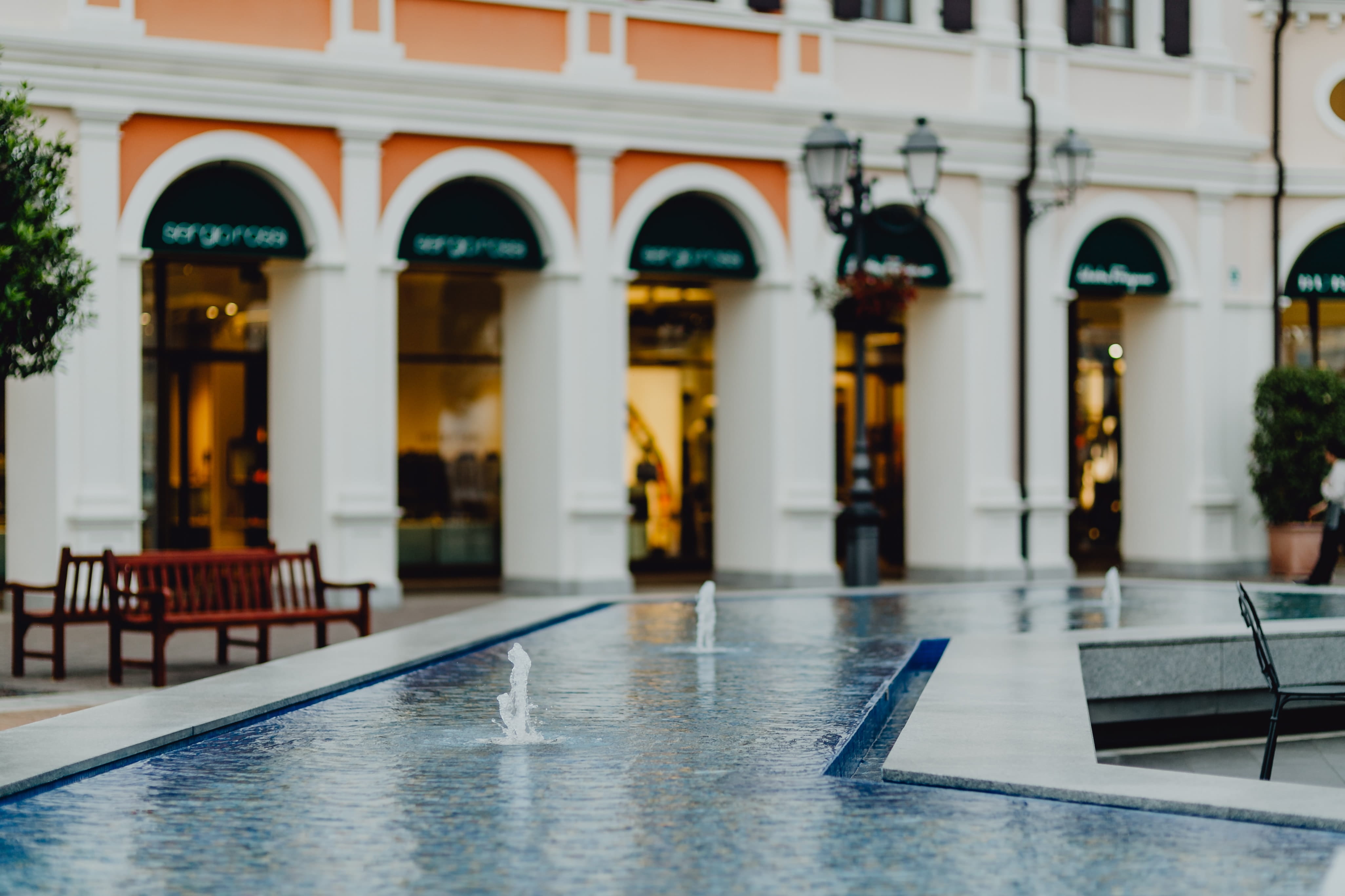 shopping, di, pool, building exterior, architecture, reflection, arch, seat, building, noventa, water, arcade, 4K, courtyard, swimming pool, designer outlet, HD Wallpaper