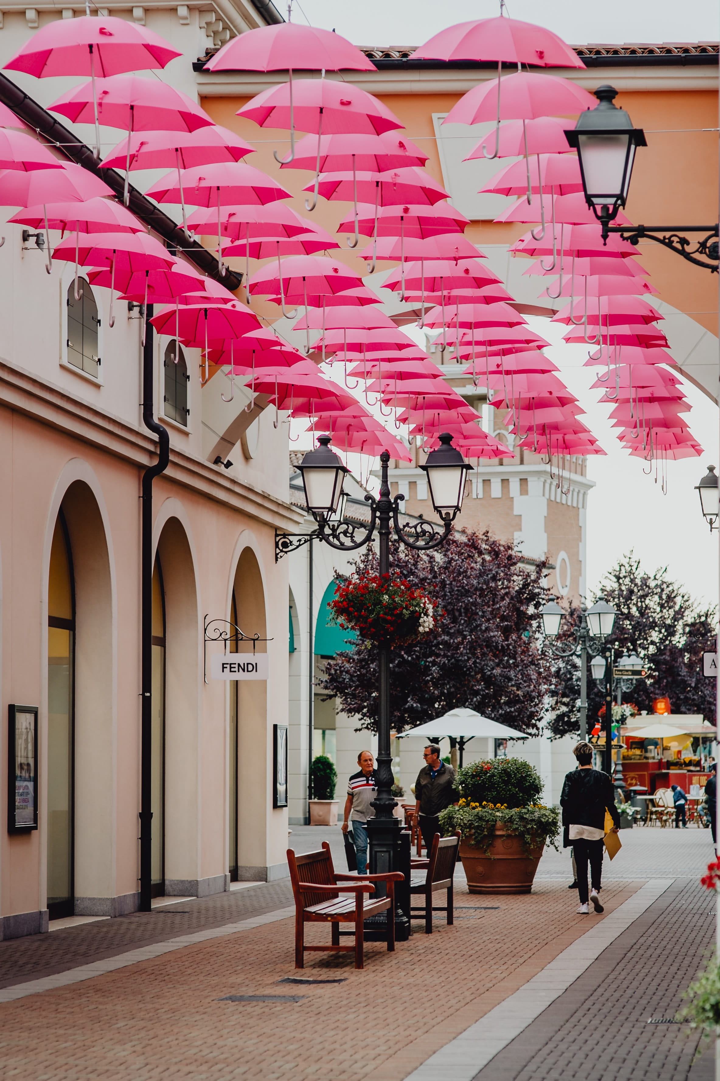 Italy, arch, adult, designer outlet, real people, designer, architecture, noventa, plant, street, outdoors, men, people, veneto, di, day, lifestyles, piave, Phone HD Wallpaper