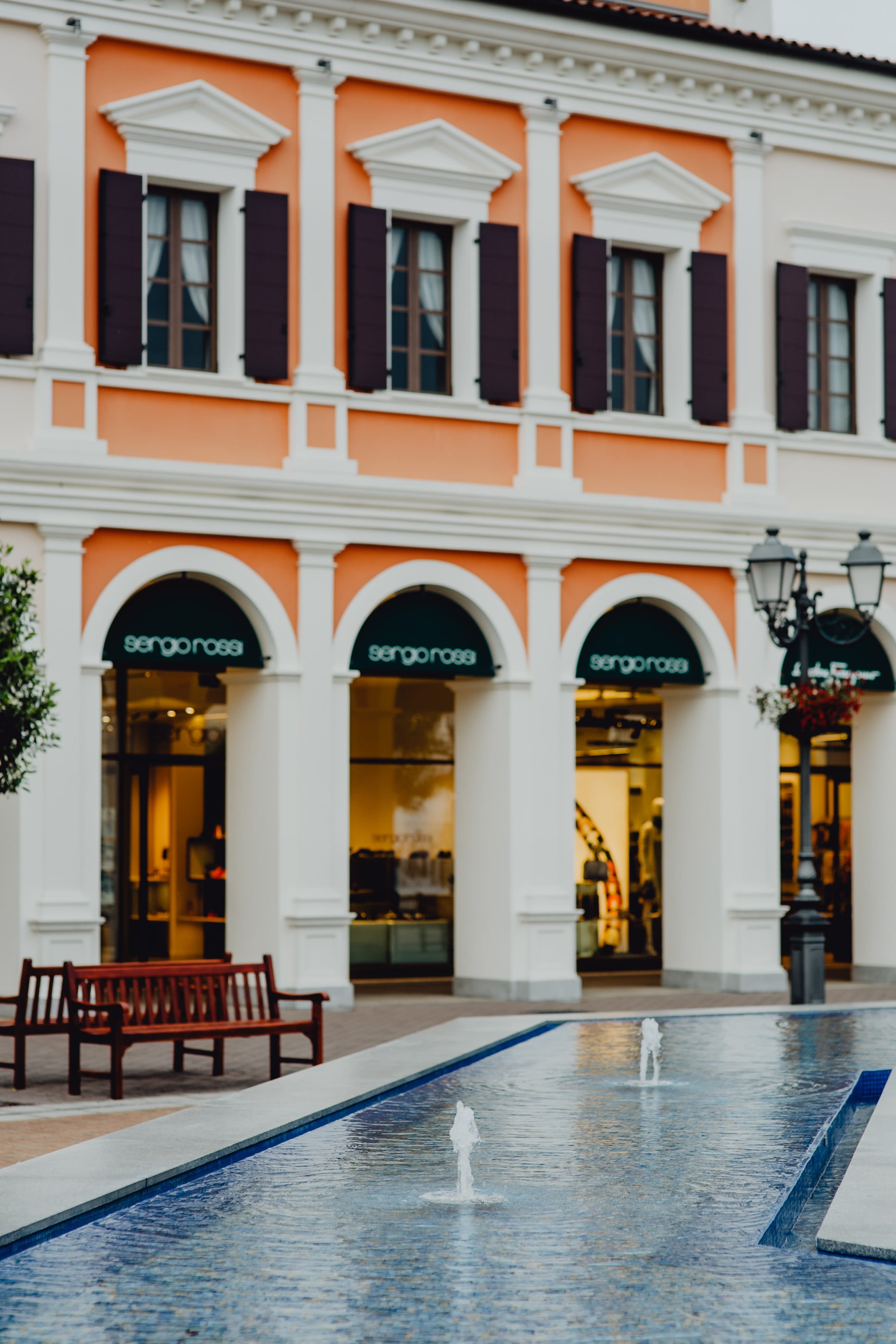 reflection, swimming pool, water, day, designer, city, Italy, designer outlet, architecture, entrance, outlet, 4K, building exterior, absence, piave, building, Phone HD Wallpaper