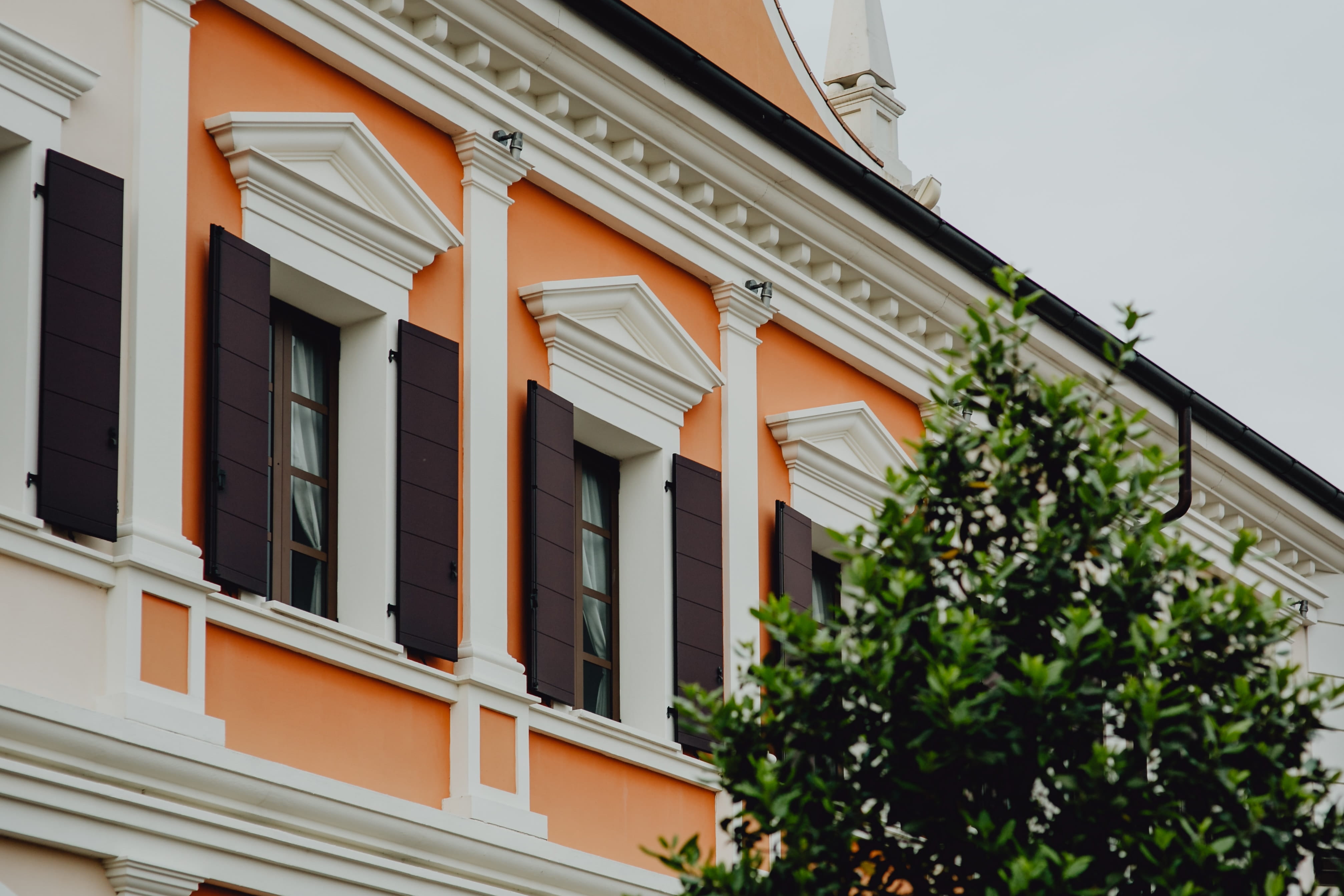 veneto, outlet, plant, building exterior, architecture, roof, residential district, low angle view, 4K, buildings, day, noventa, balcony, nature, designer, HD Wallpaper