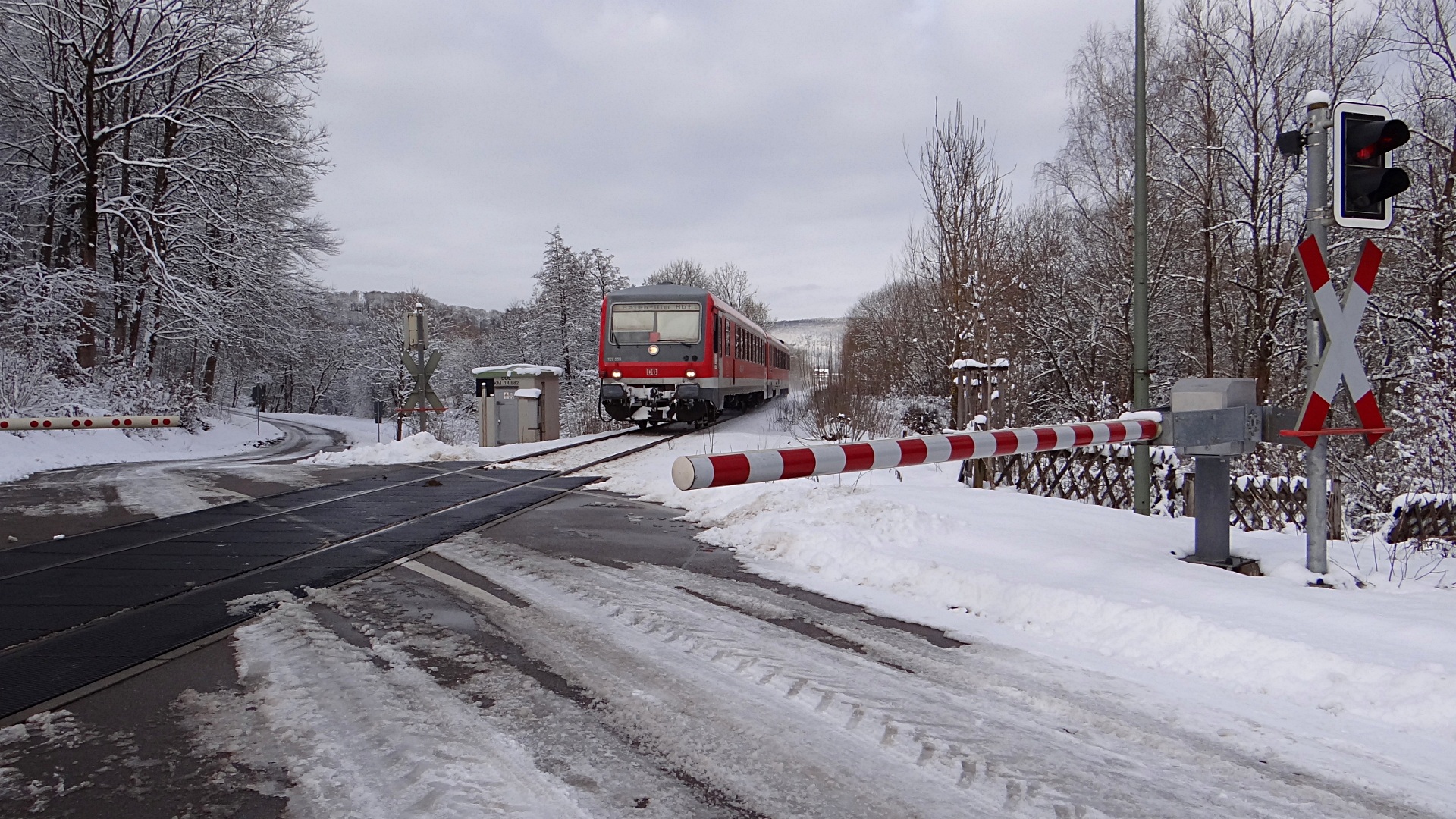kbs 757, extreme weather, level crossing, railway, brenz railway, mode of transportation, train, architecture, snowing, outdoors, no people, semi-barrier, HD Wallpaper