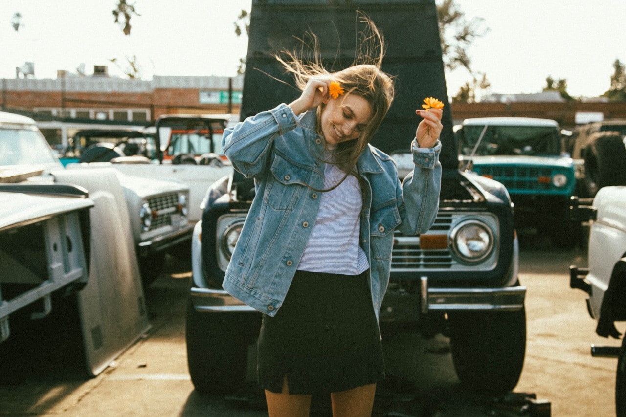 women, smiling, model, car, flower in hair, vehicle, Olivia Brower, 720P, natural light, HD Wallpaper