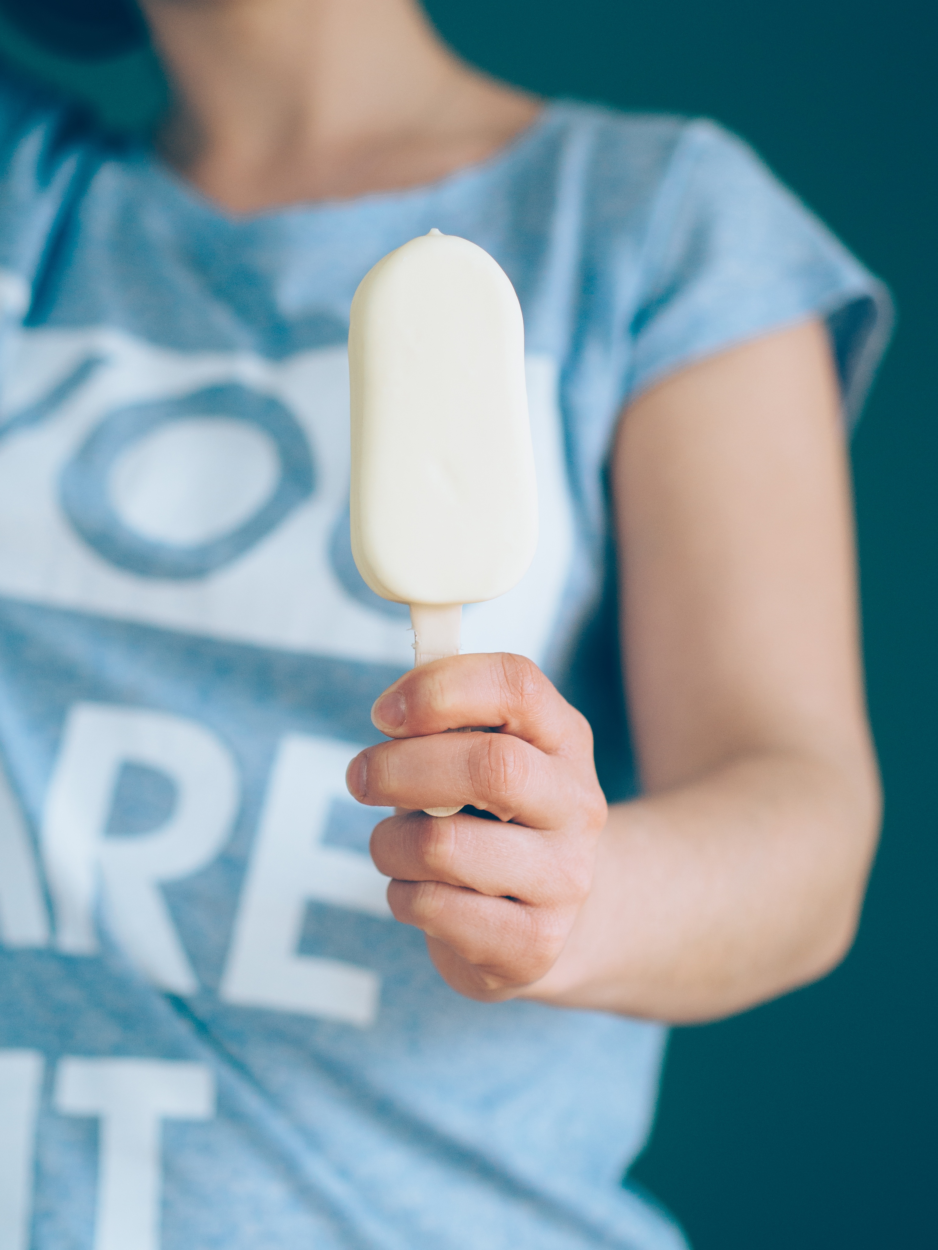 snack, food, 4K, cream, frozen sweet food, holding, sweet food, dessert, real people, sweet, person, vanilla, men, flavored ice, front view, ice cream, Phone HD Wallpaper