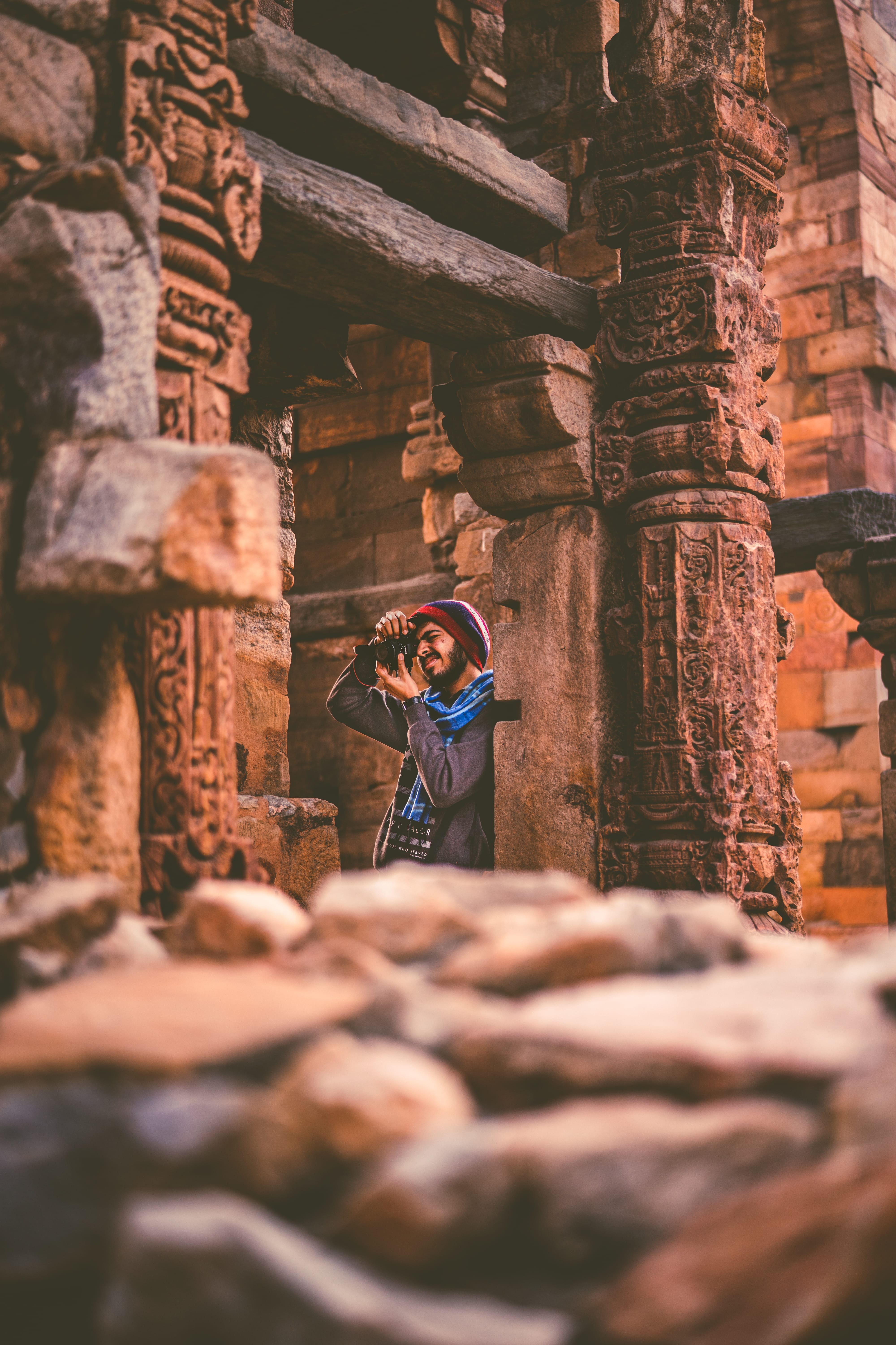 travel, post, monastery, column, history, holding, architecture, pillar, photography, leaning, qutub minar, red, man, real people, one person, human, portrait, Phone HD Wallpaper
