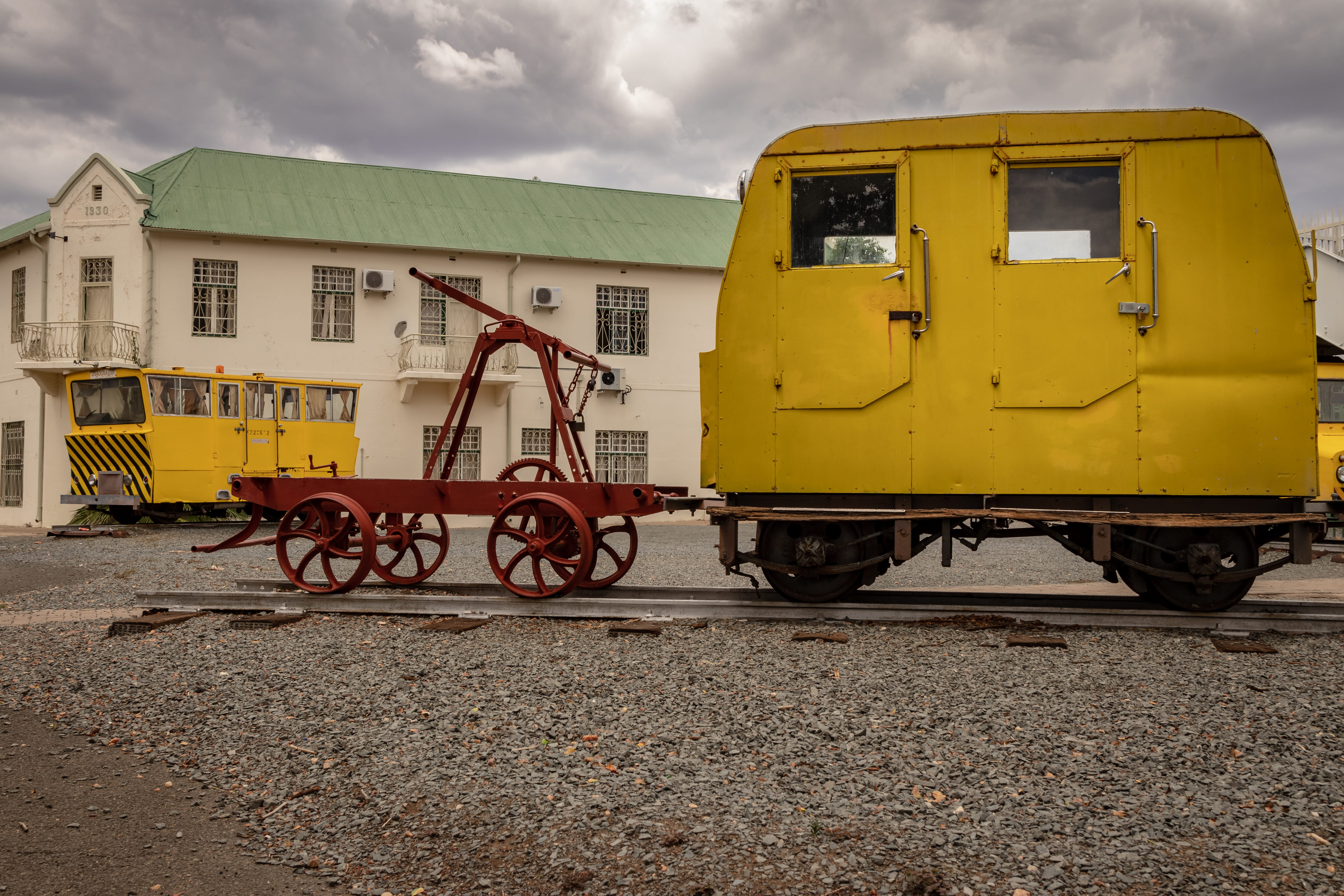 spoke, mode of transportation, gravel, cloud - sky, transportation, built structure, sky, tire, street, 5K, building exterior, land vehicle, day, construction industry, HD Wallpaper