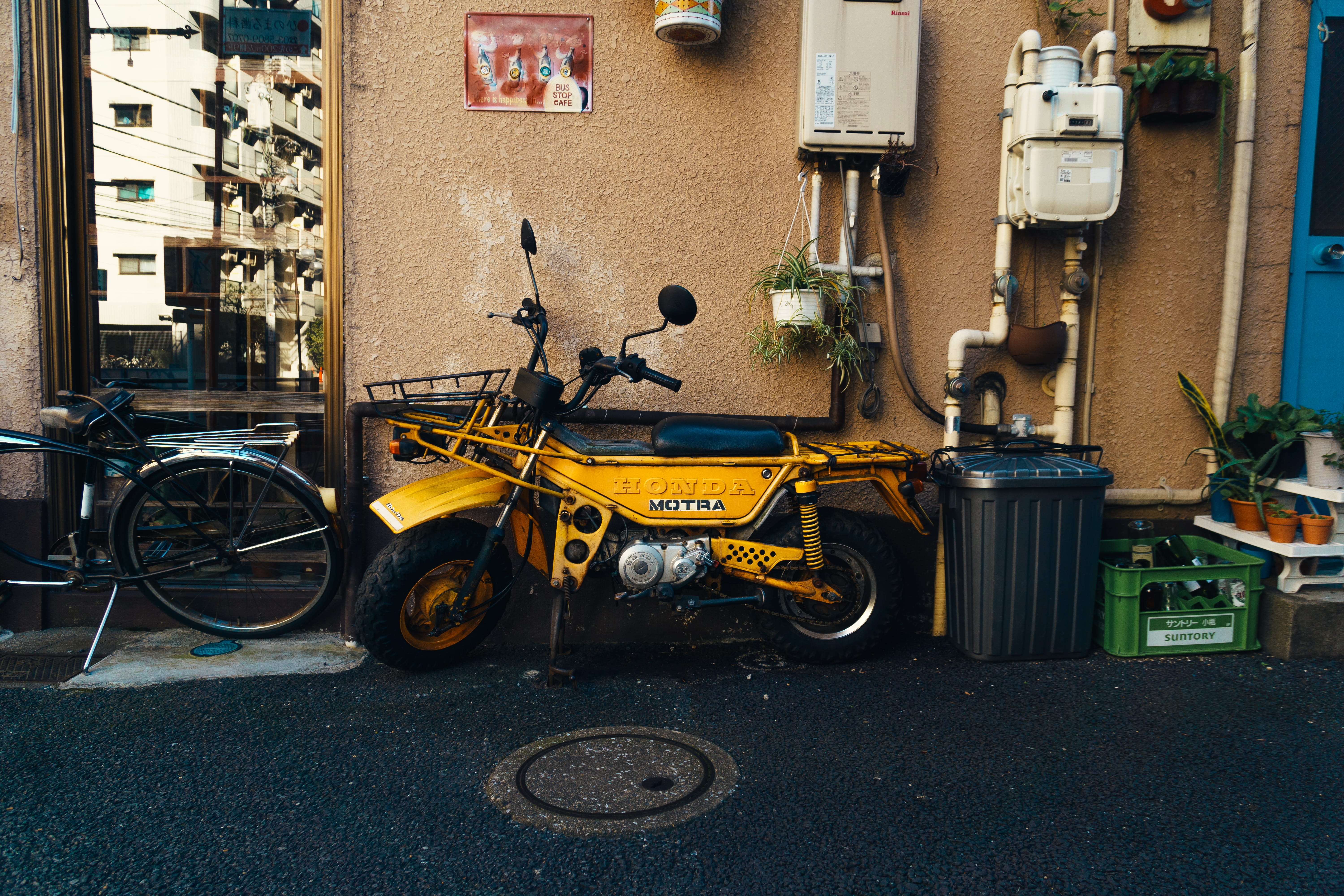 japan, mode of transportation, no people, bicycle, rotor, alloy wheel, park, wall - building feature, garage, damaged, city, land vehicle, vehicle, machine, HD Wallpaper