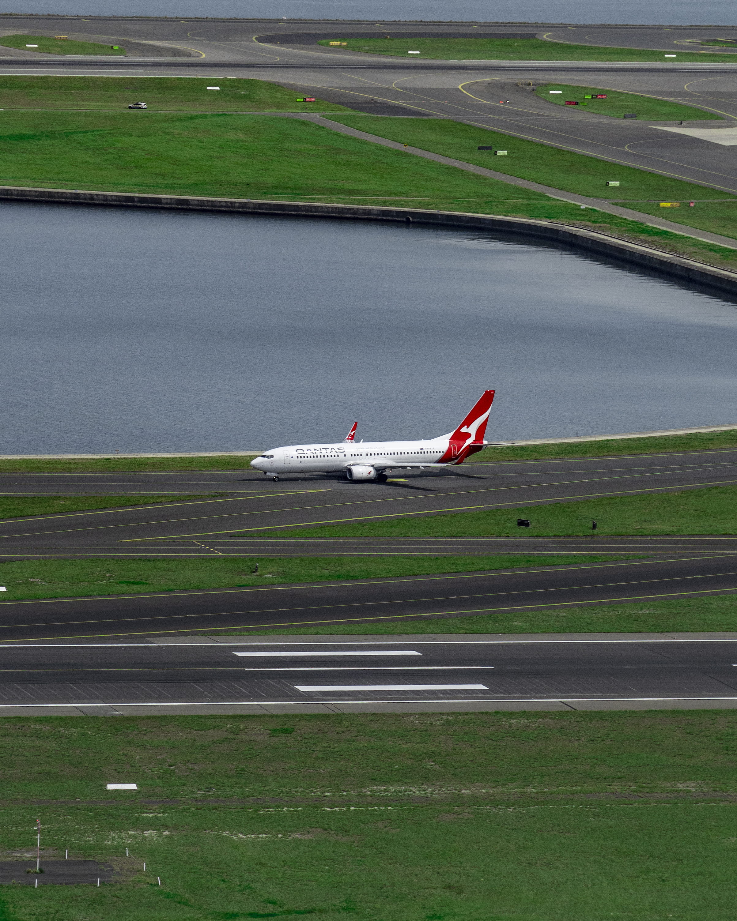 action, hurry, green color, motion, aviate, no people, flying, daylight, airport, tarmac, landing - touching down, landing, outdoors, mode of transportation, Phone HD Wallpaper