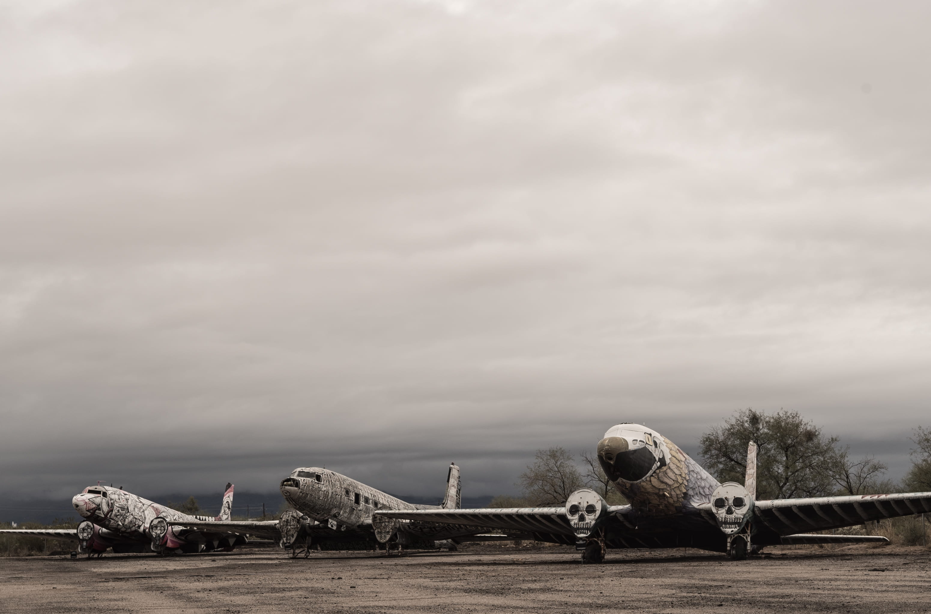 full length, airplanes, 2K, overcast, architecture, gray, plane, military, cloud - sky, nature, the past, transportation, history, day, tree, cloud, white, HD Wallpaper