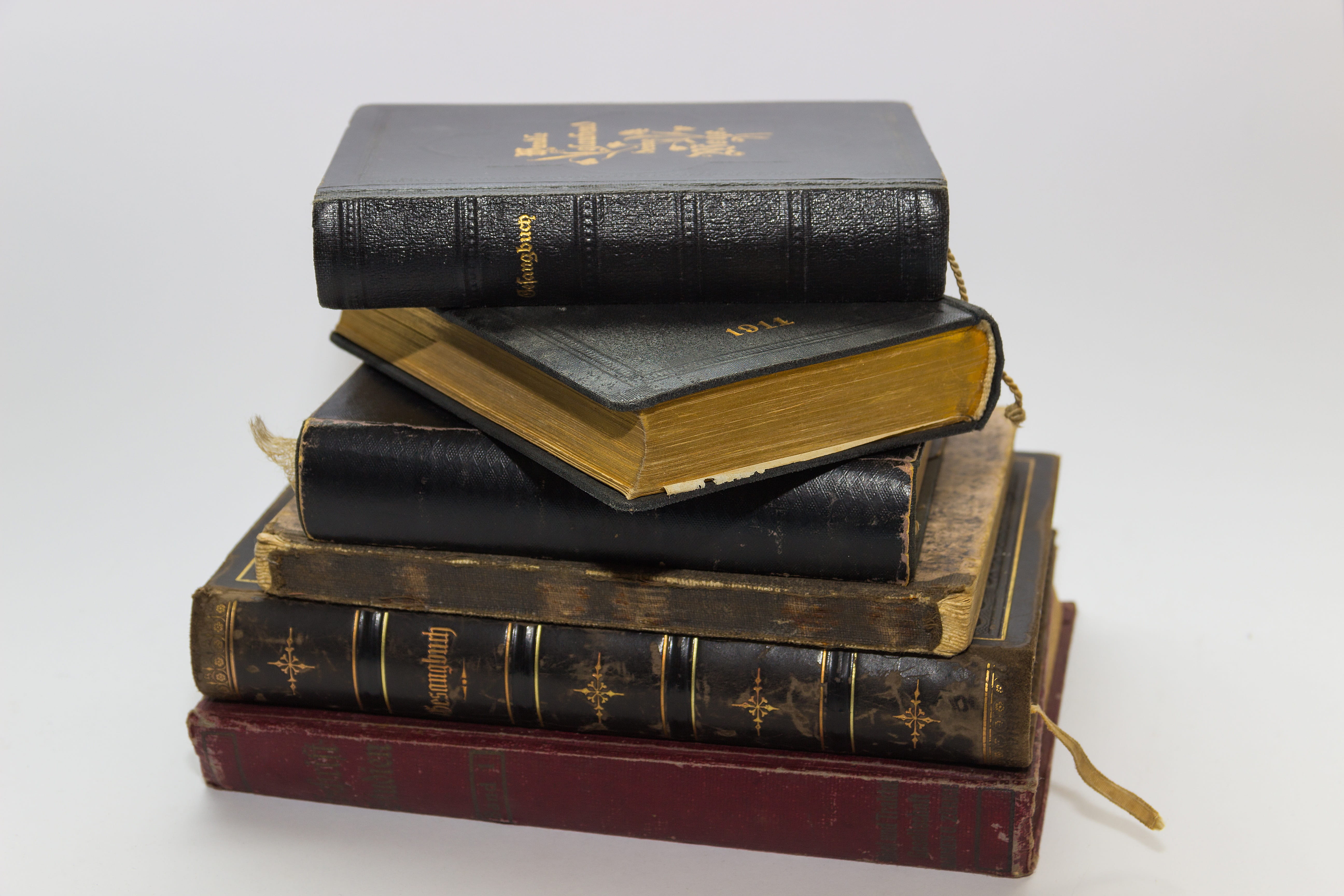 christianity, cover, publication, pressure, stack, god, studio shot, books, christian, church, close-up, book, prayer book, table, no people, western script, HD Wallpaper