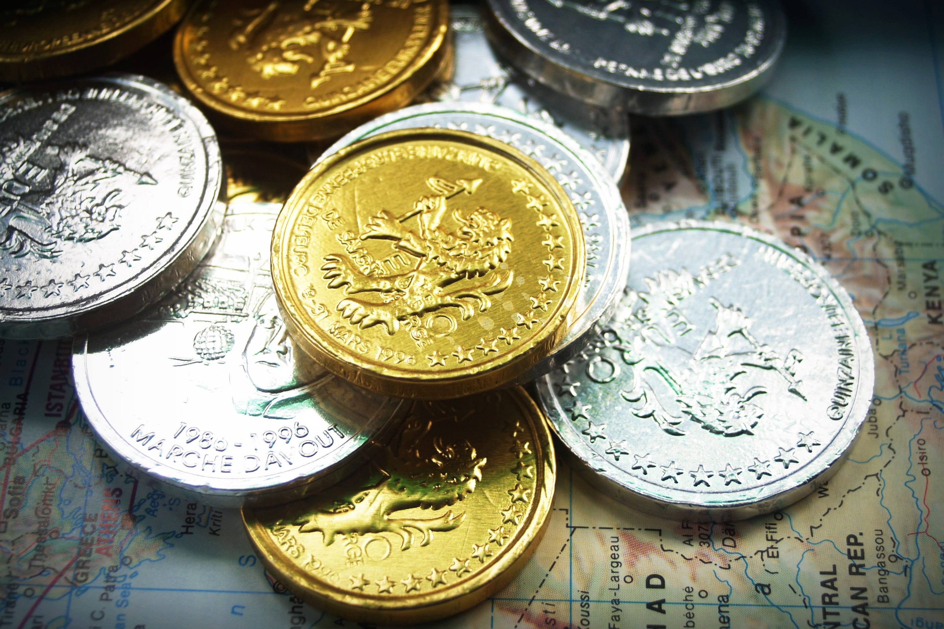 gold colored, various, cash coins, indoors, still life, large group of objects, plate, shape, banking, coin, metal, wealth, investment, text, retail, savings, HD Wallpaper