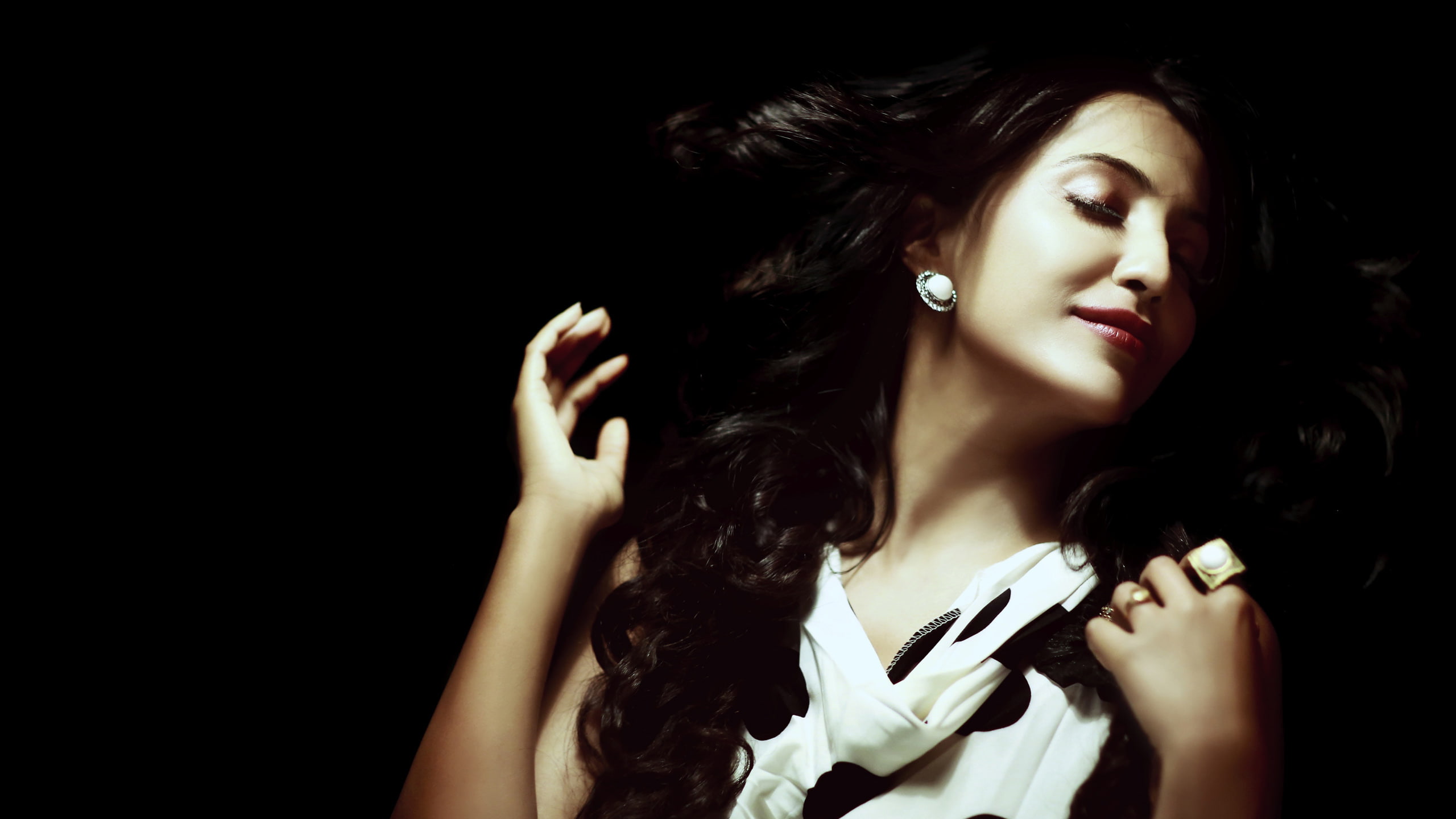 young women, hairstyle, Nair, females, hair, studio shot, beauty, 2K, young adult, beautiful people, beautiful woman, Parvathy, one person, fashion model, HD Wallpaper