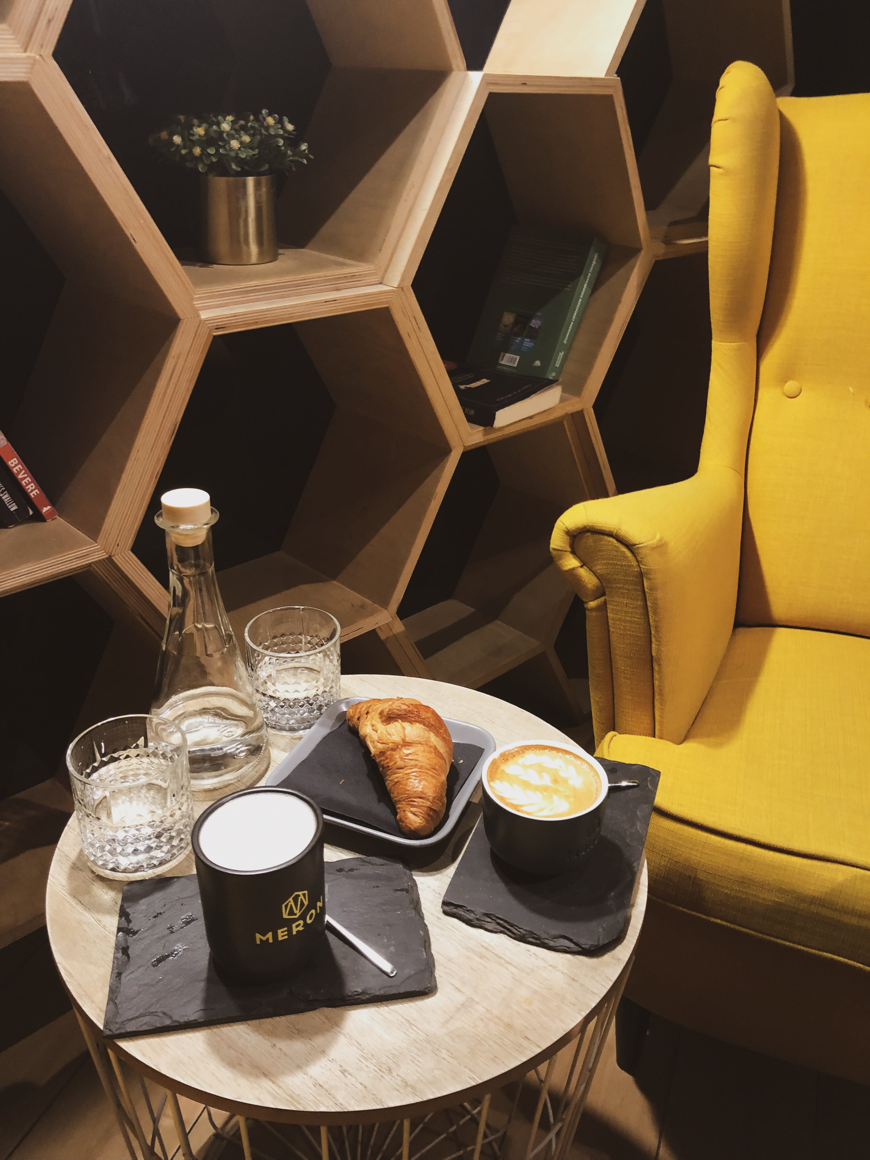drinking glass, flooring, sofa, indoors, still life, glass, drink, 4K, healthy eating, alcohol, housing, furniture, breakfast, wood, no people, beer, hardwood, Phone HD Wallpaper