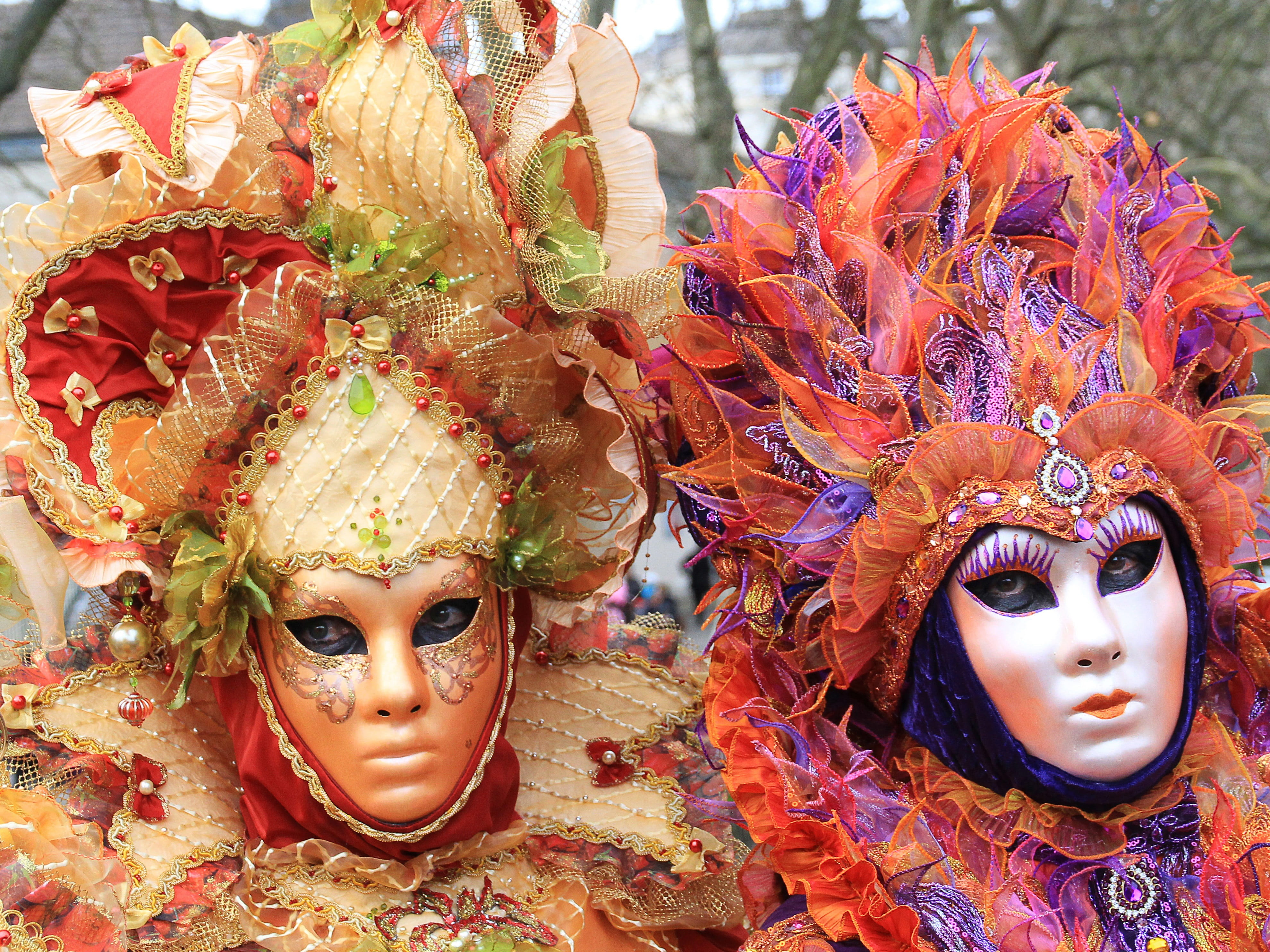 red, venetian, face, disguise, mask - disguise, character, still life, yellow, day, venetian costumes, city, light, creativity, representation, close-up, HD Wallpaper