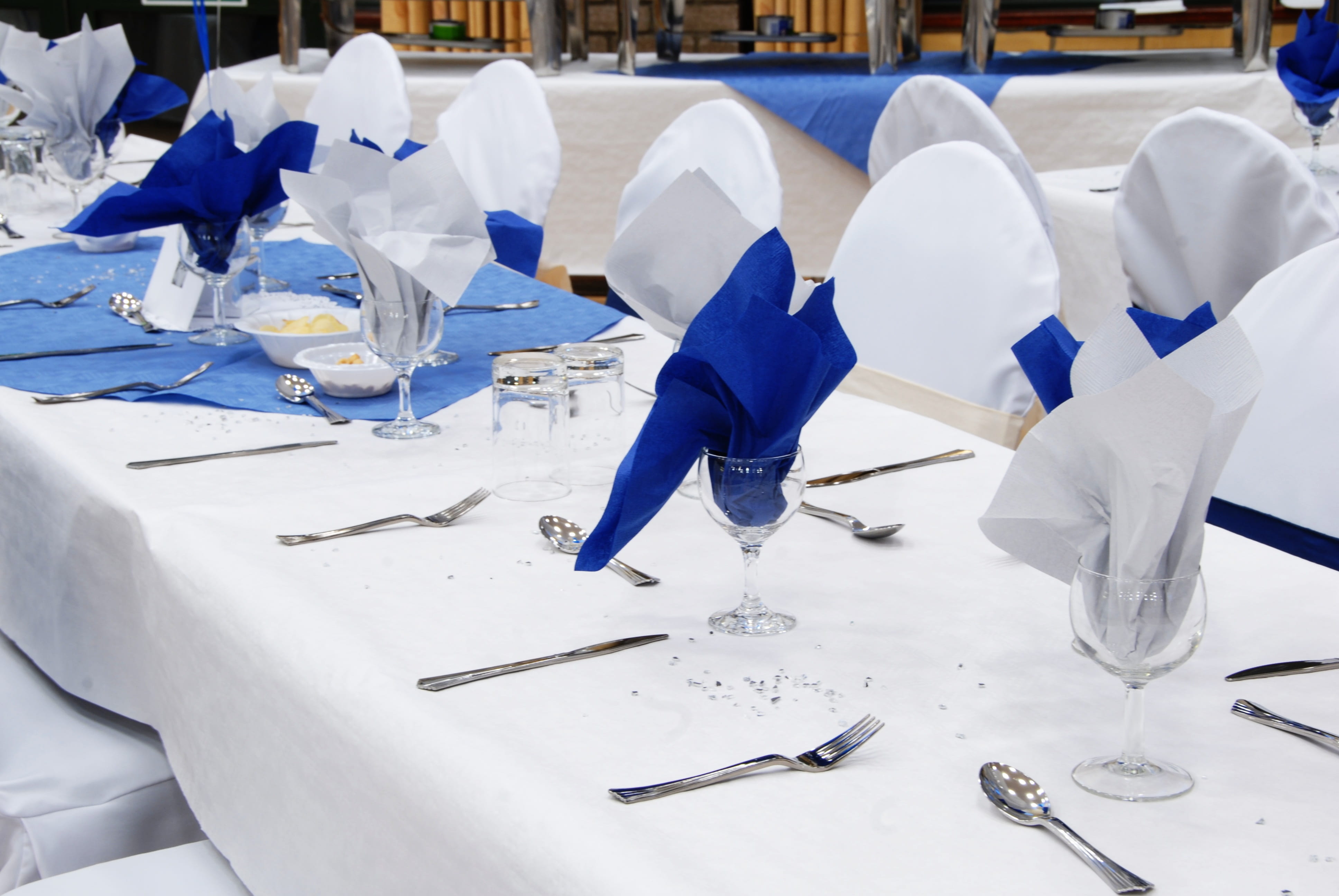 high angle view, clothing, glass, leisure activity, napkins, white color, white, silverware, interior, winter, lifestyles, security, snow, covering, people, HD Wallpaper