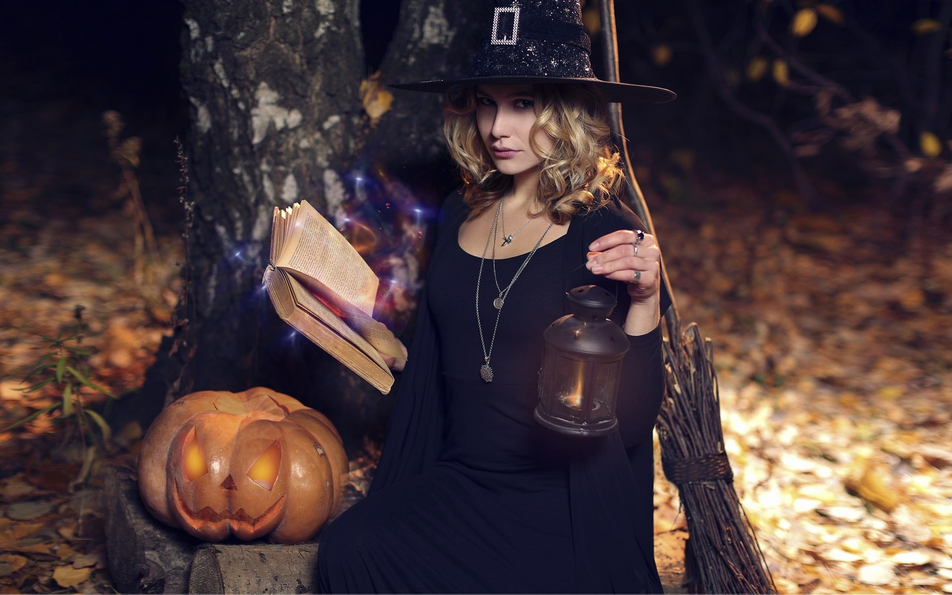 hat, holding, focus on foreground, clothing, 1080P, outdoors, young adult, autumn, food, young women, girl, food and drink, pumpkin, lantern, nature, witch, HD Wallpaper