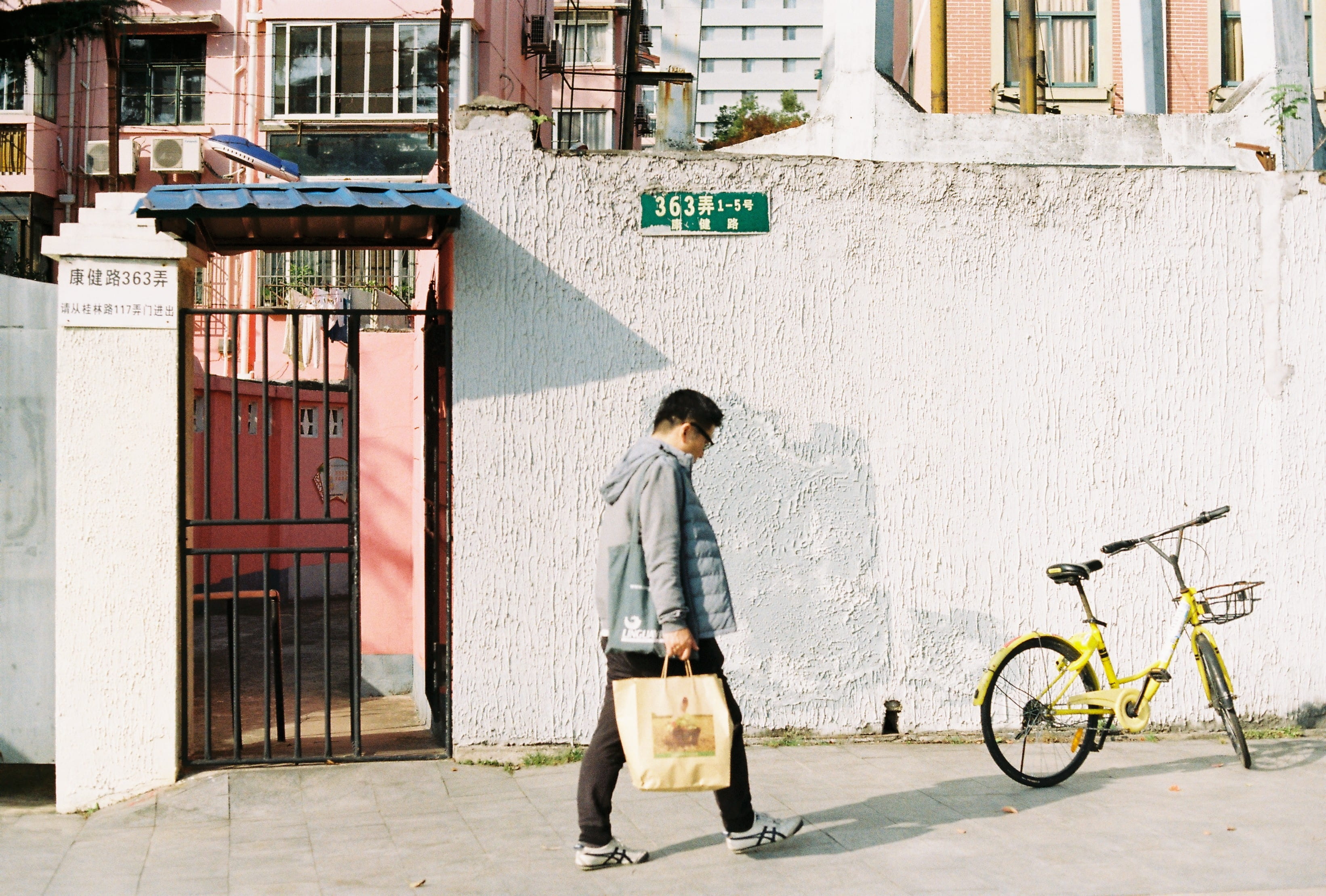 transportation, built structure, outdoors, machine, young adult, young men, bag, footpath, city, clothing, man, mode of transportation, vehicle, street, HD Wallpaper