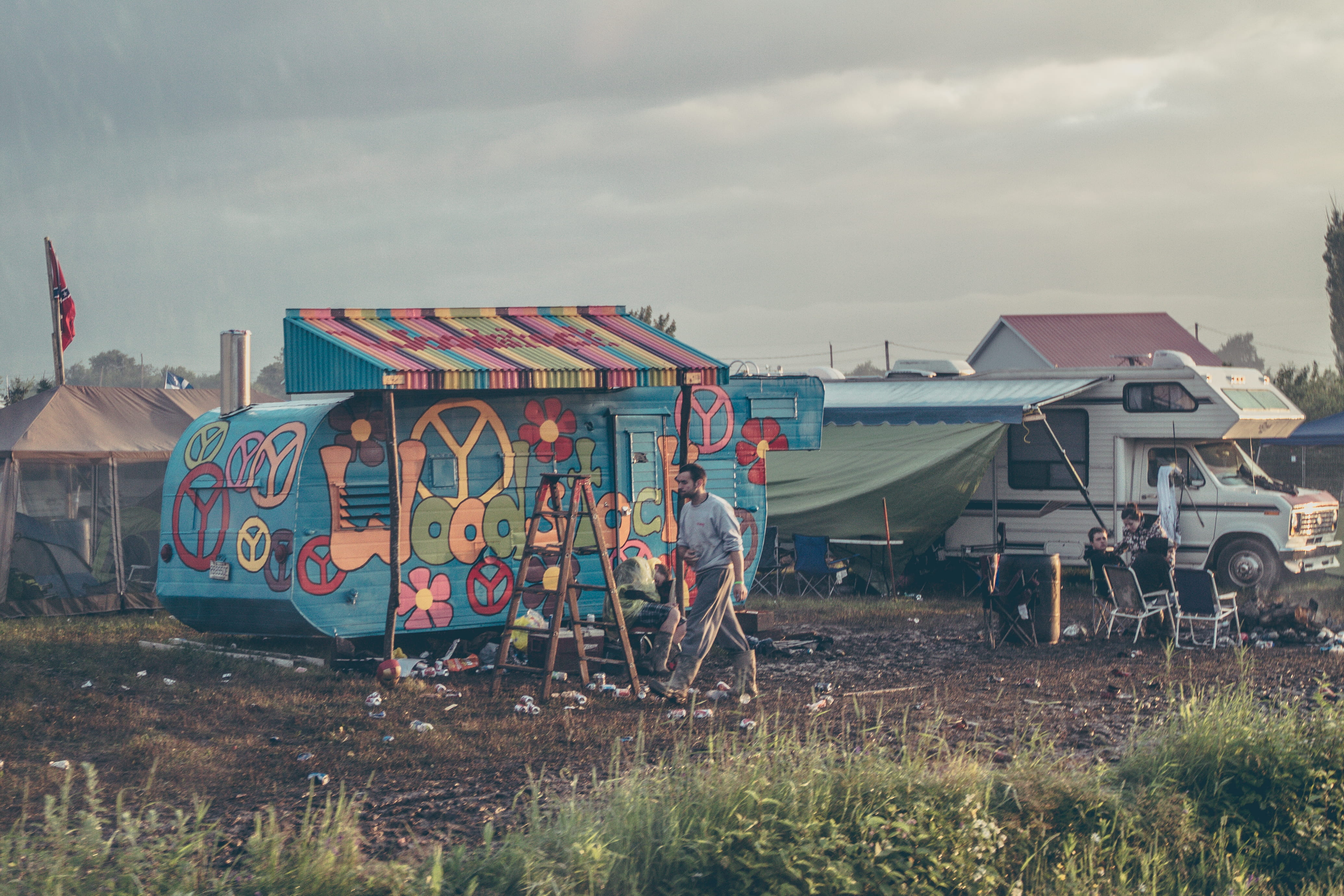 creativity, cloud - sky, after party, graffiti, vr, building exterior, land, built structure, plant, outdoors, mode of transportation, festival, grass, HD Wallpaper