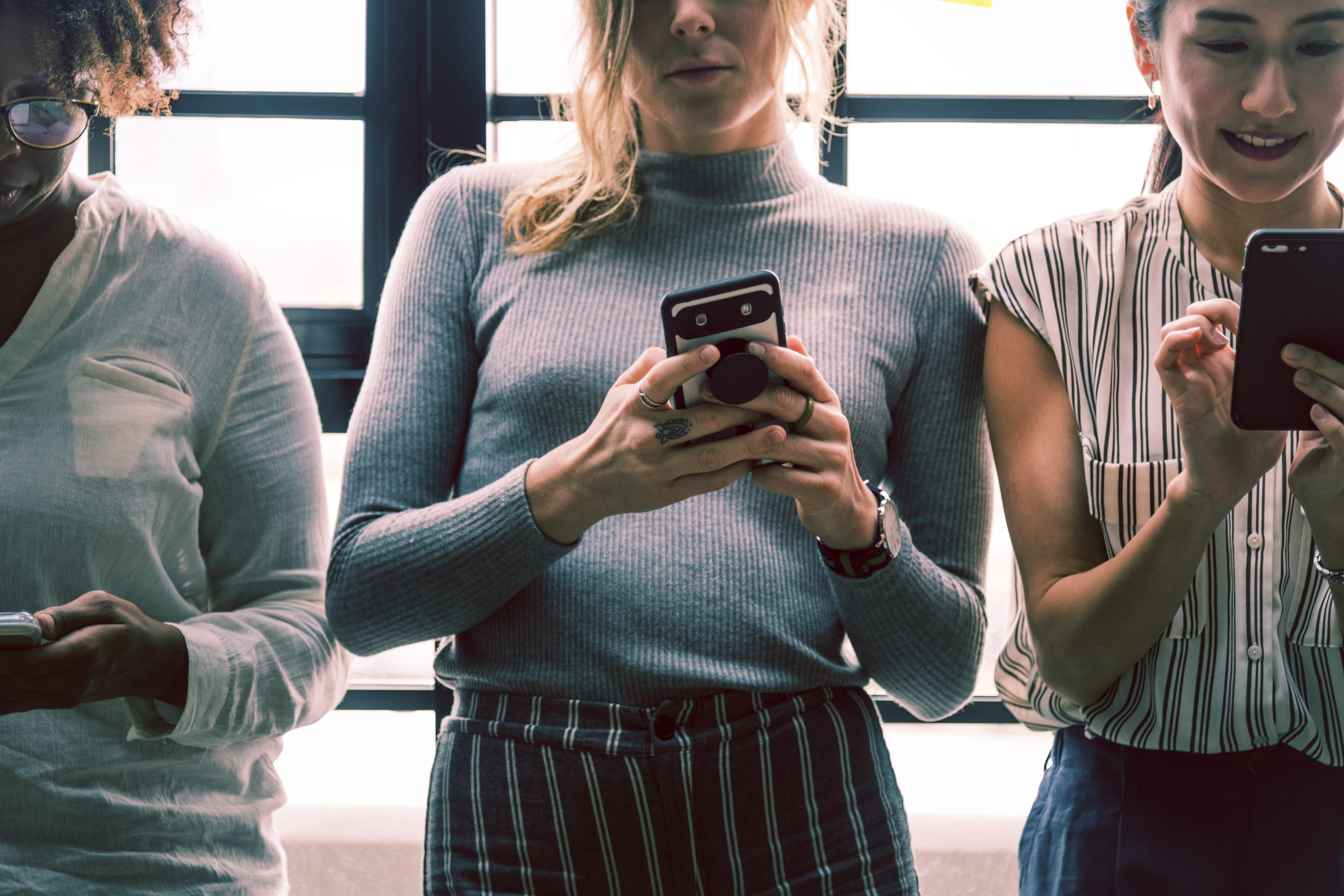 friendship, front view, young women, group of people, device, smart phone, european, digital, connecting, media, american, wireless technology, women, connection, HD Wallpaper