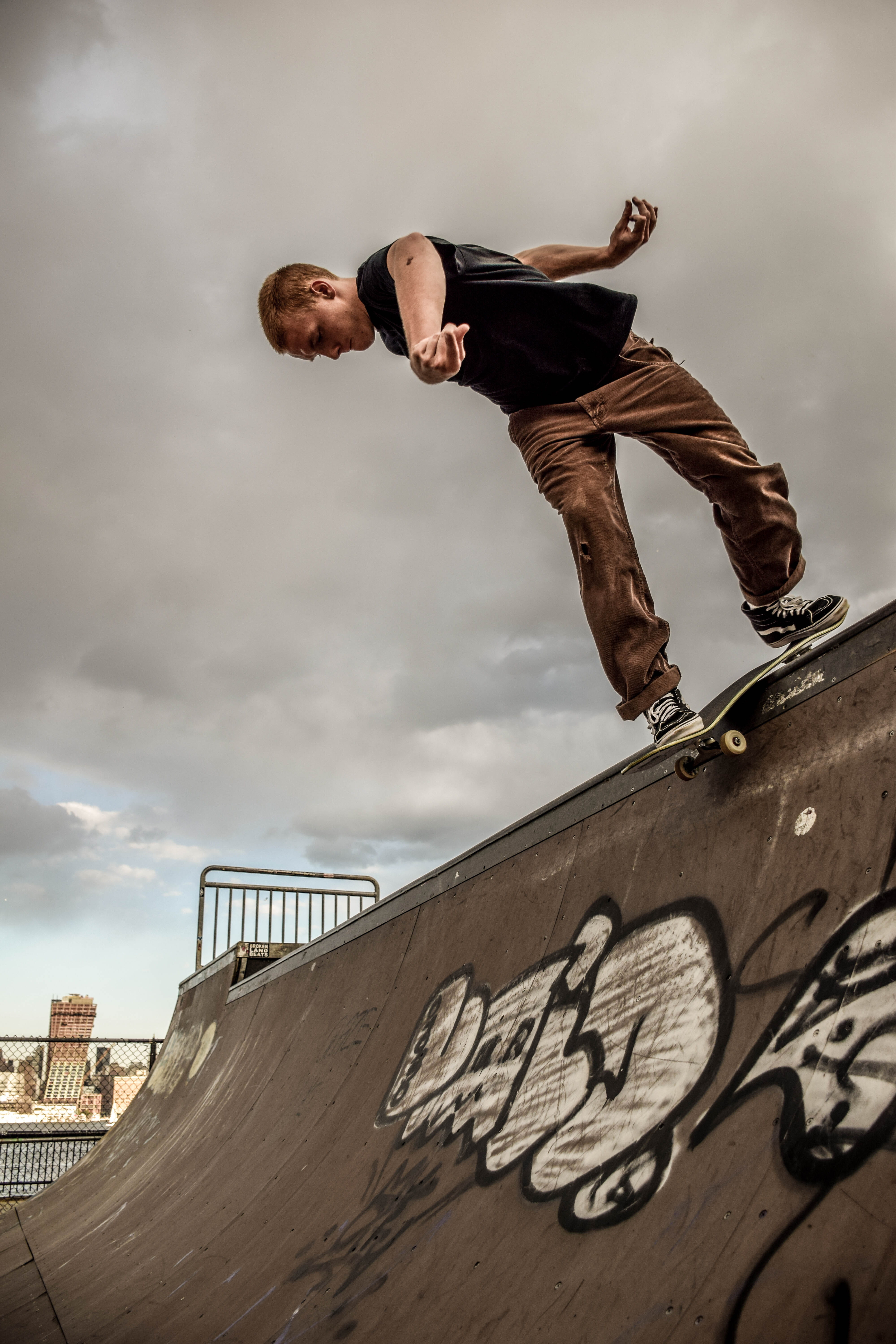 skateboarder, full length, graffiti, 5K, leisure activity, daylight, man, day, wear, real people, sky, lifestyles, riding, sport, stunt, skateboard park, Phone HD Wallpaper